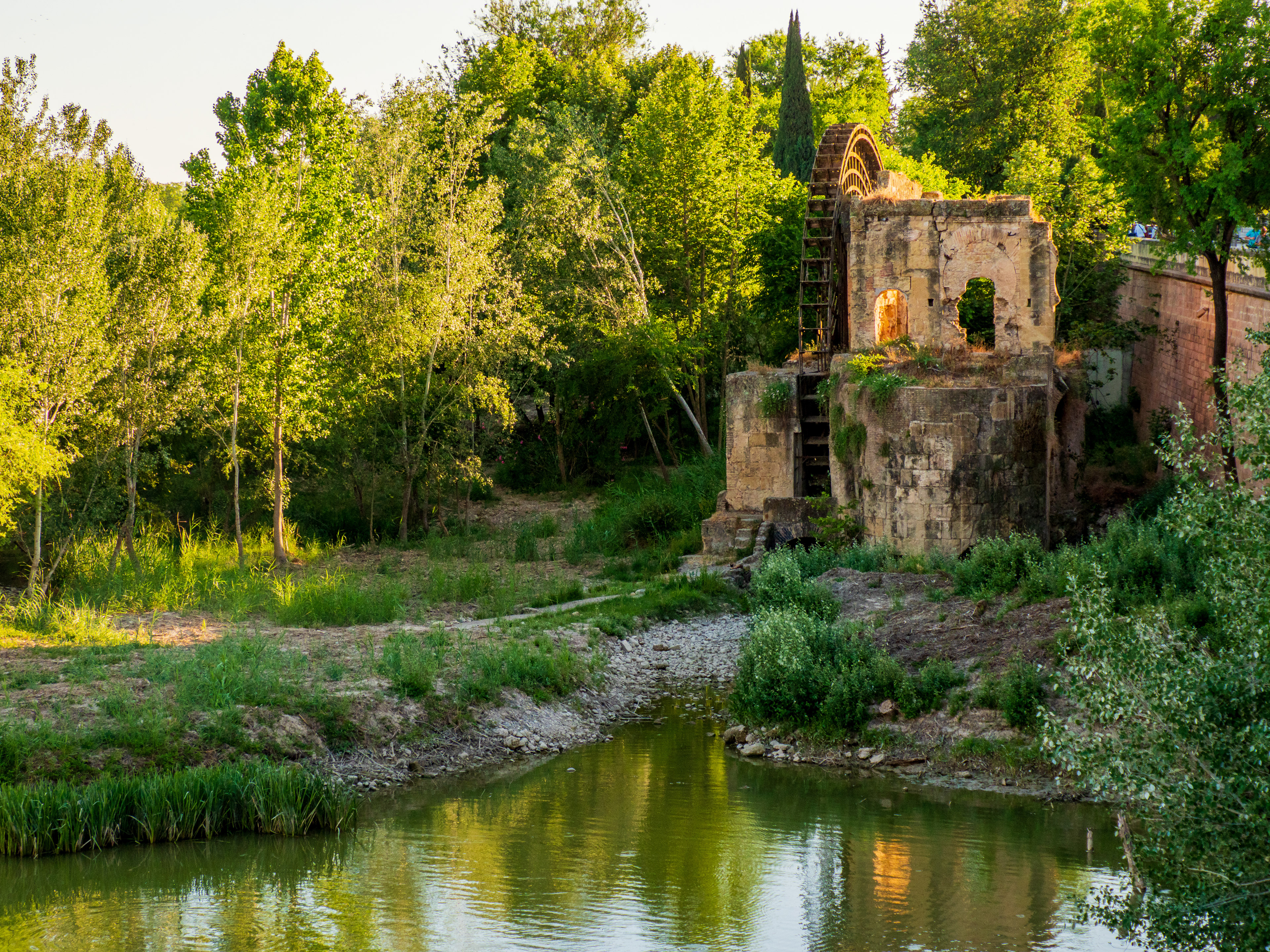 côté moulin, les ombres se sont allongées aussi