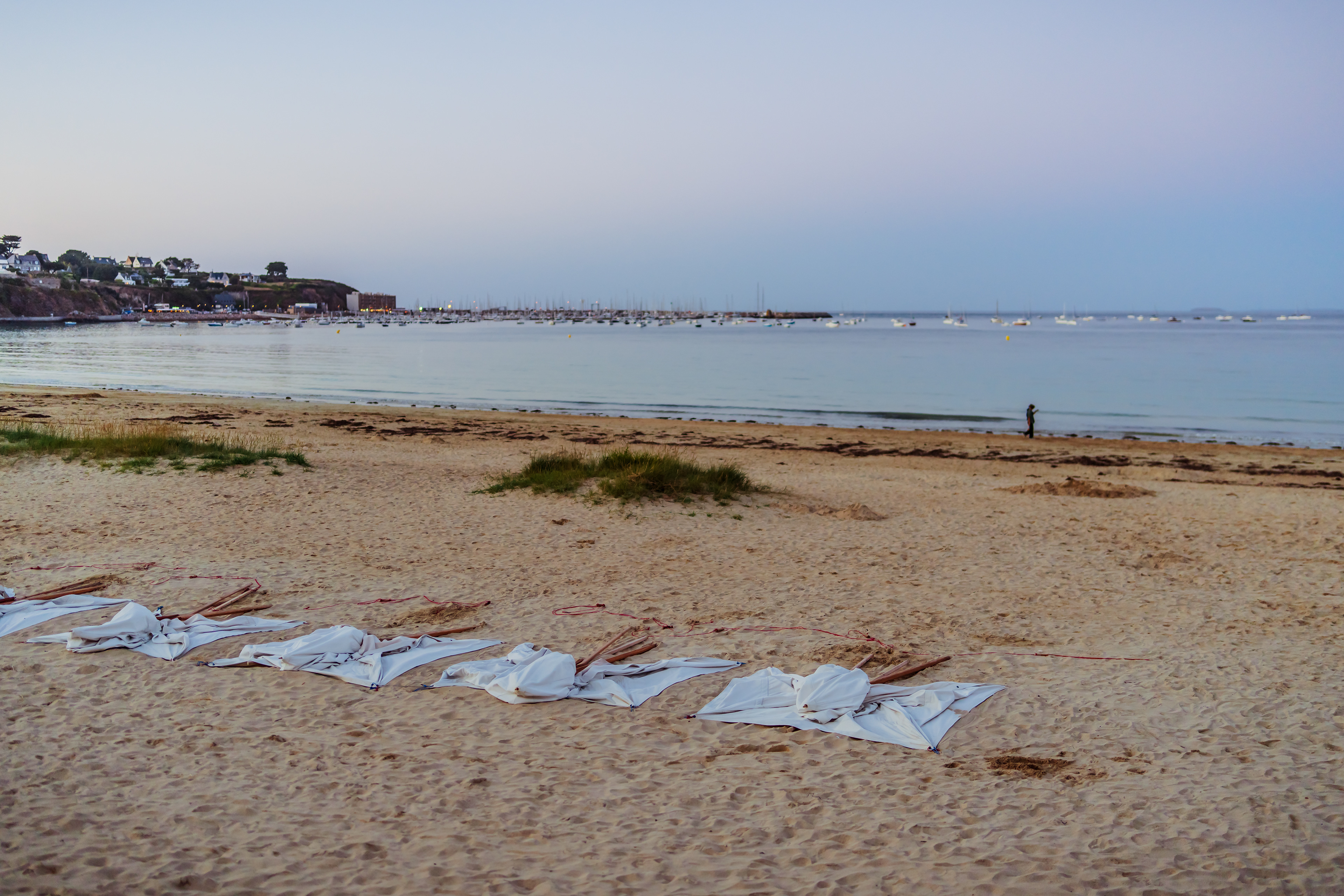 Tentes démontées sur la grande plage