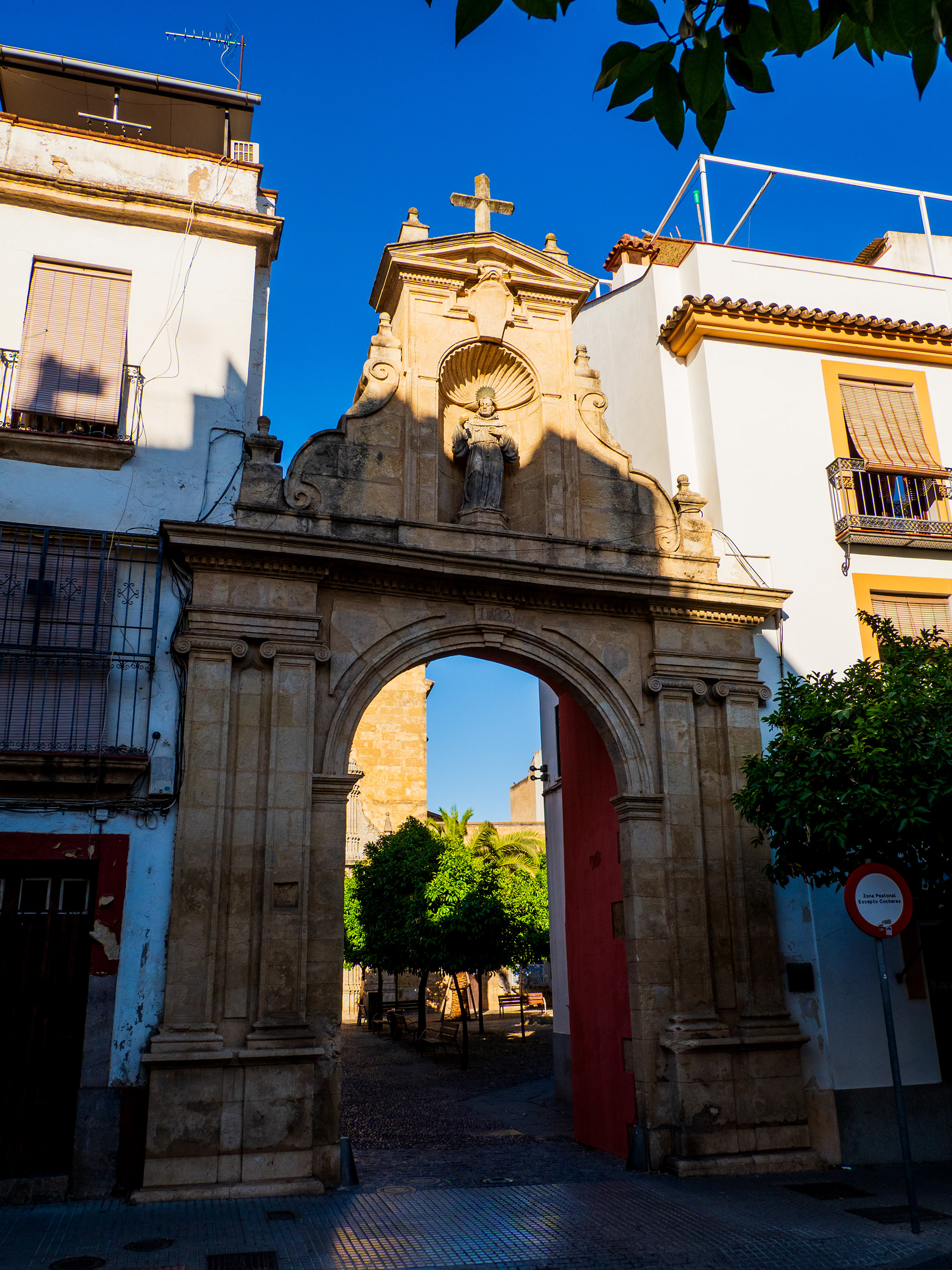 l'entrée d'une autre église
