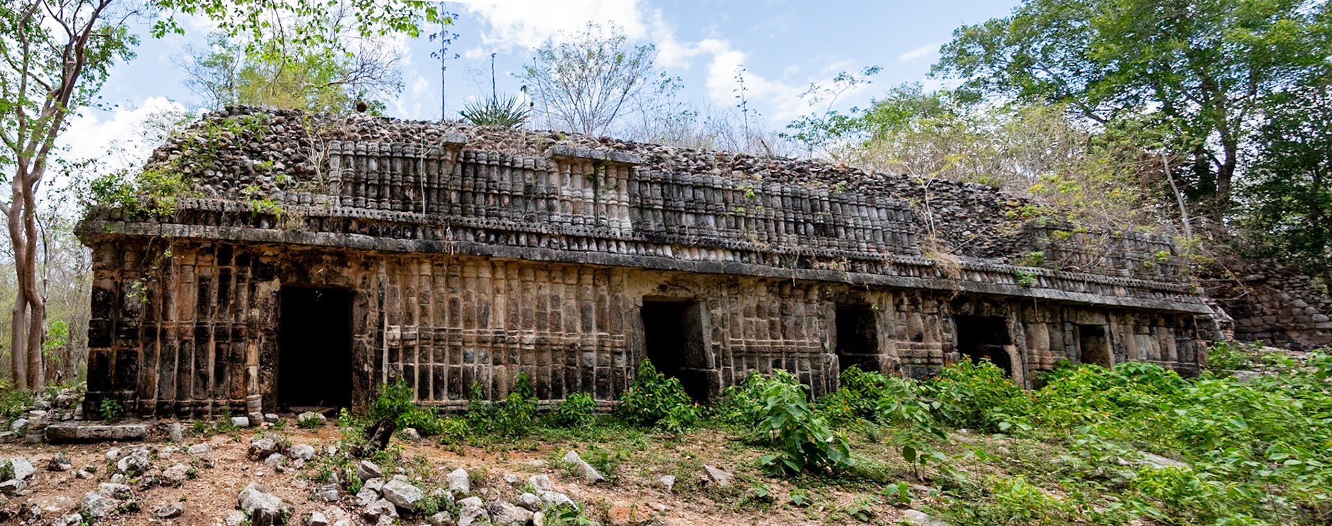 un long bâtiment fait de colonnes