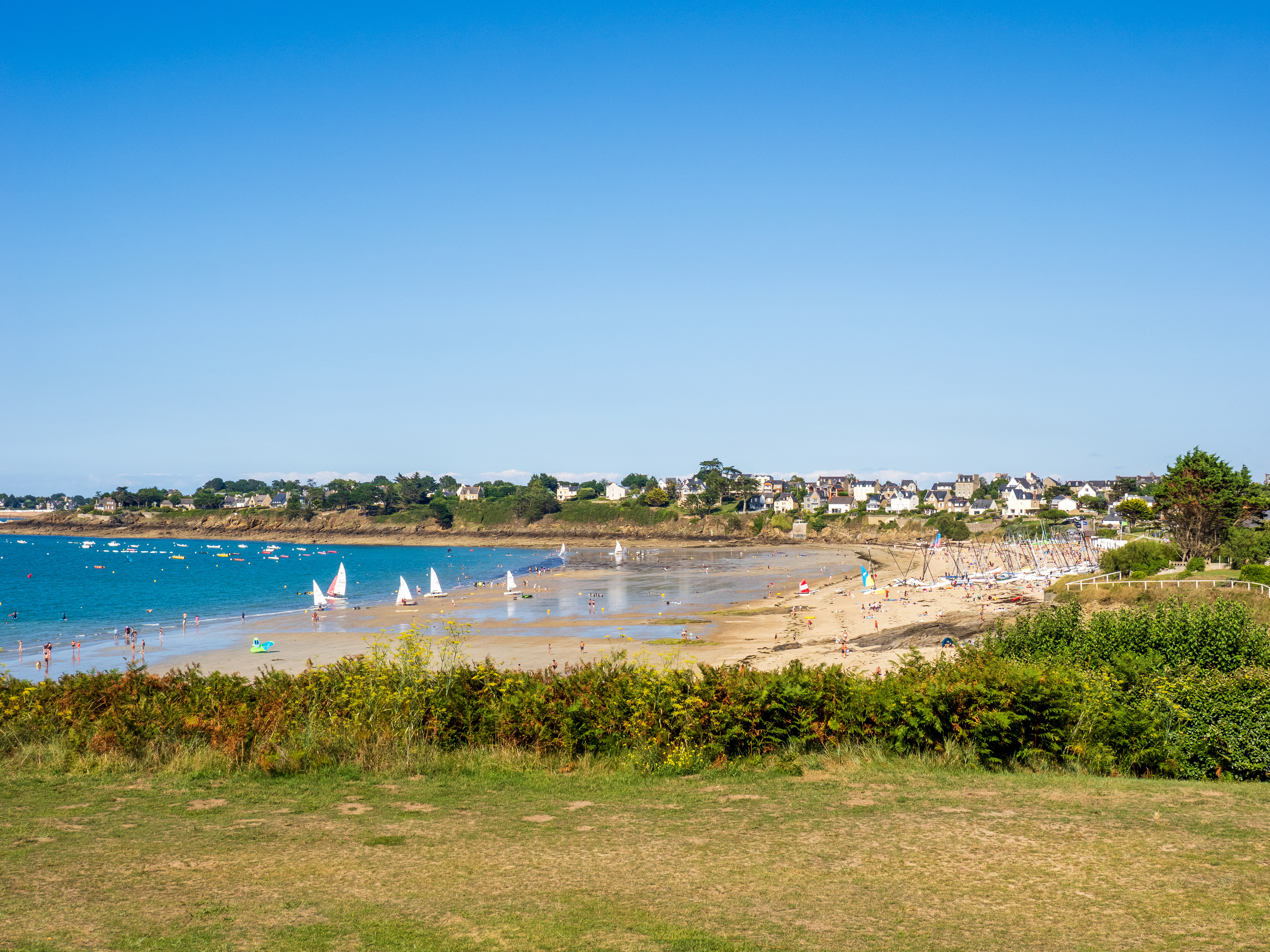 Au dessus de la plage principale