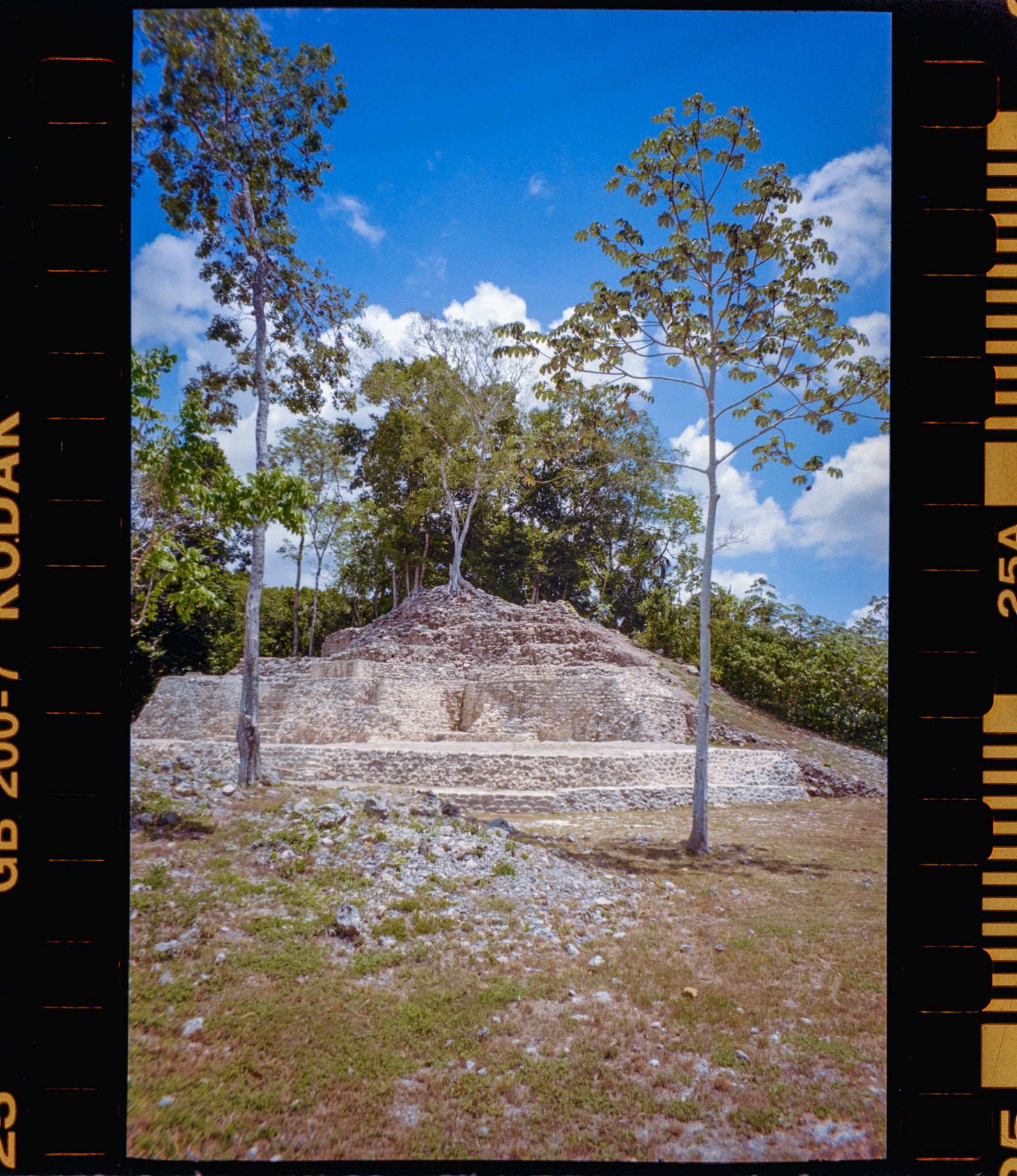 une structure au niveau du sol cette fois