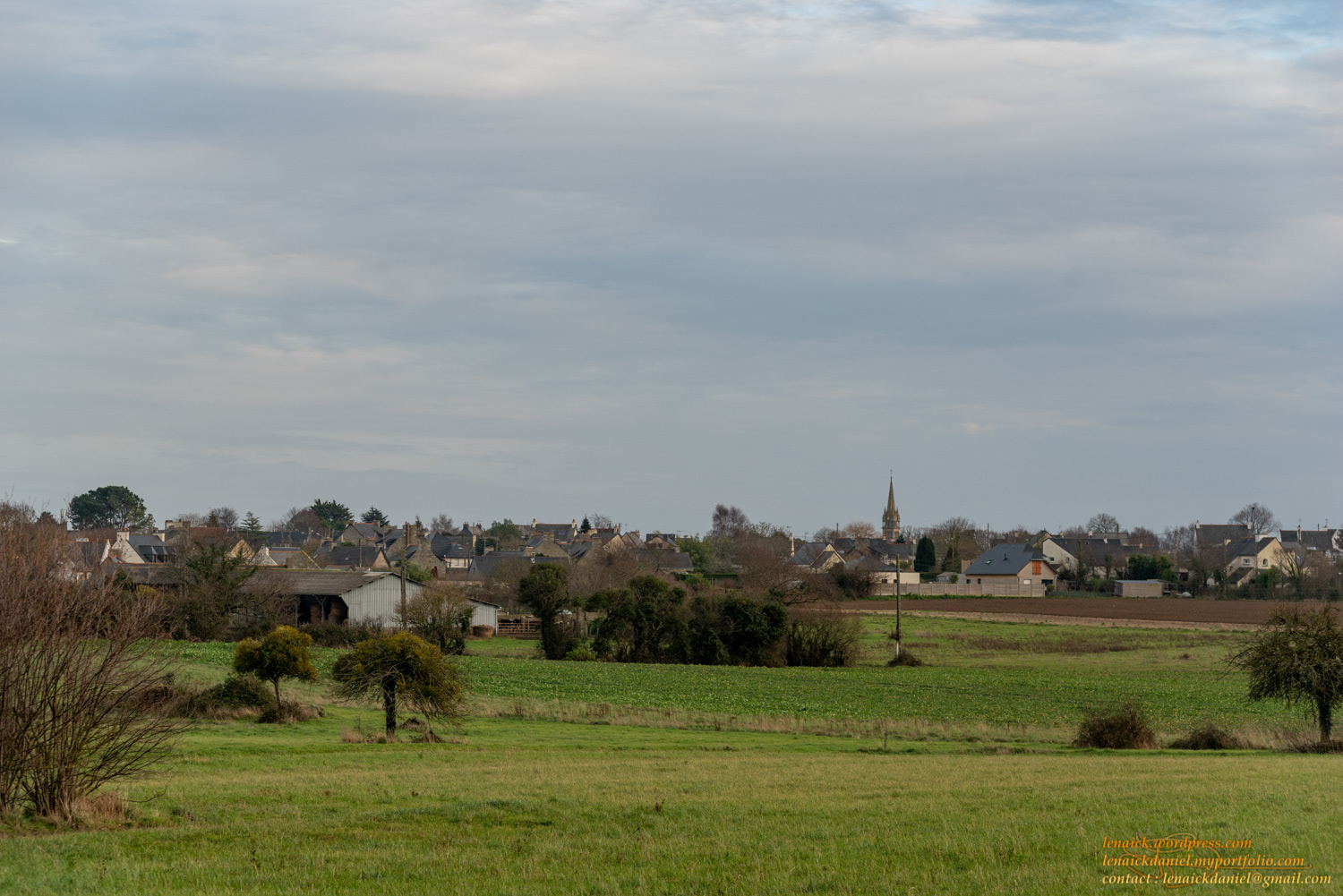 Bourg de Saint cast au loin, décembre 2019