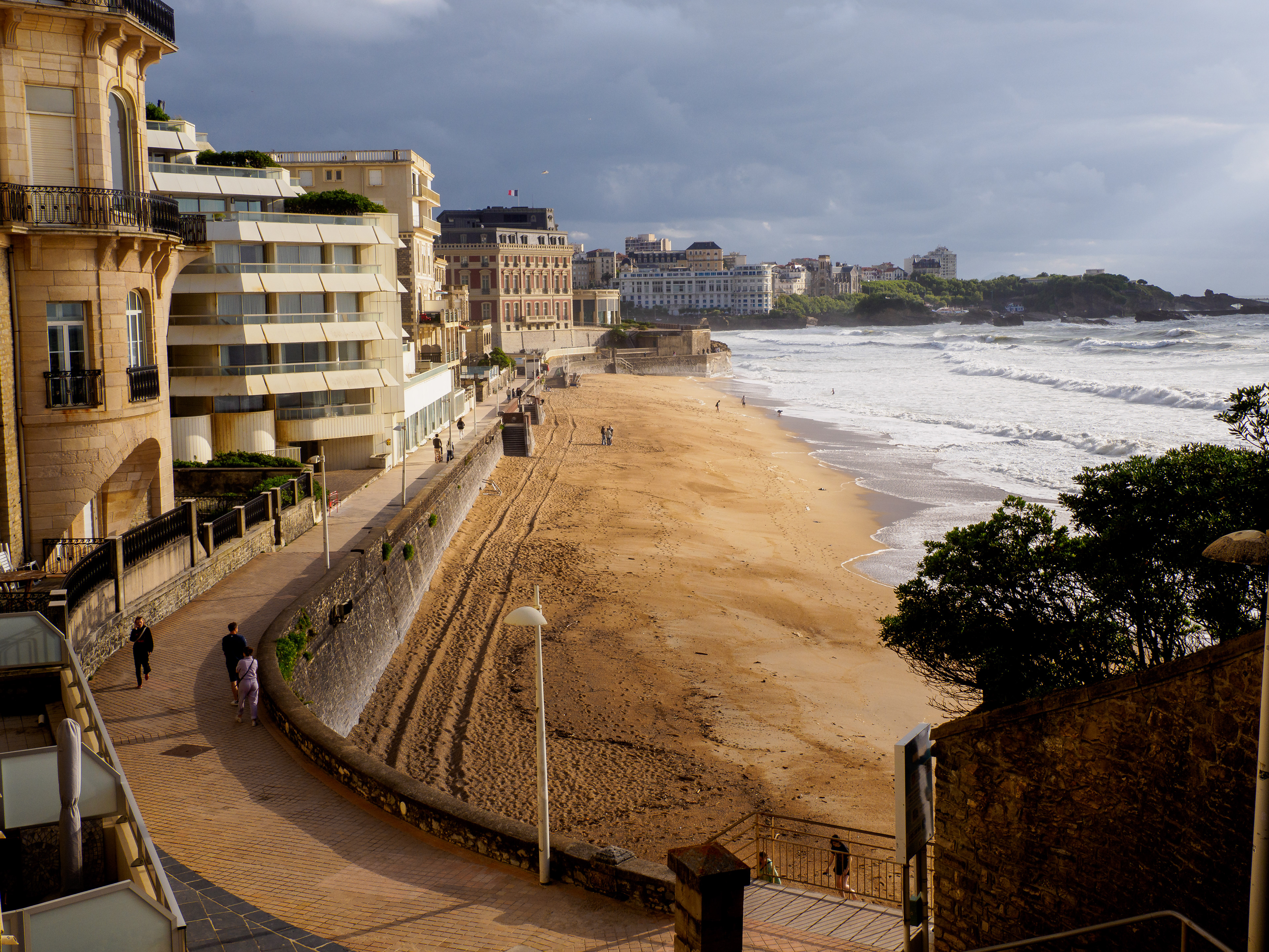 Plage déserte après l'averse