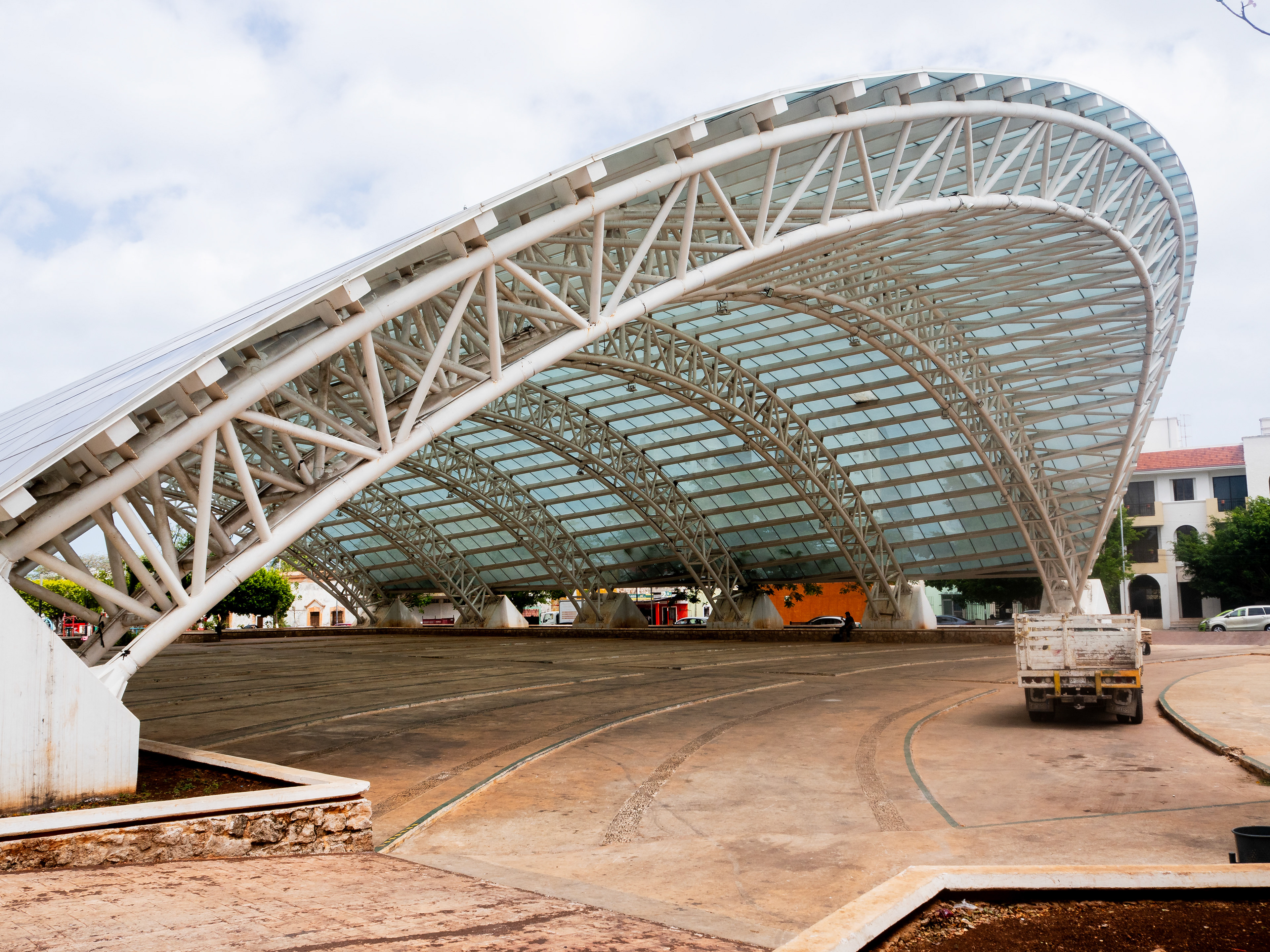 Terrain de sport ombragé