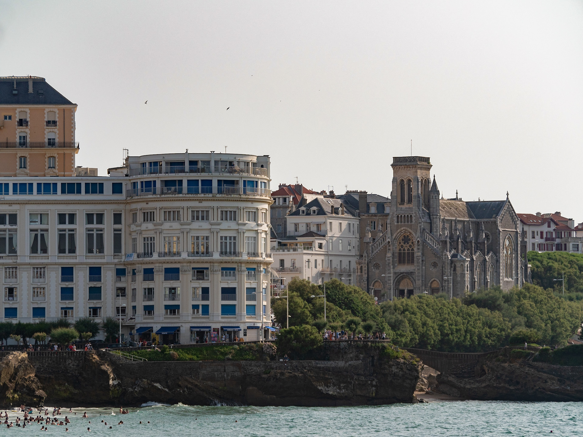 L'ancien Casino Bellevue vu de la plage, juillet 2019