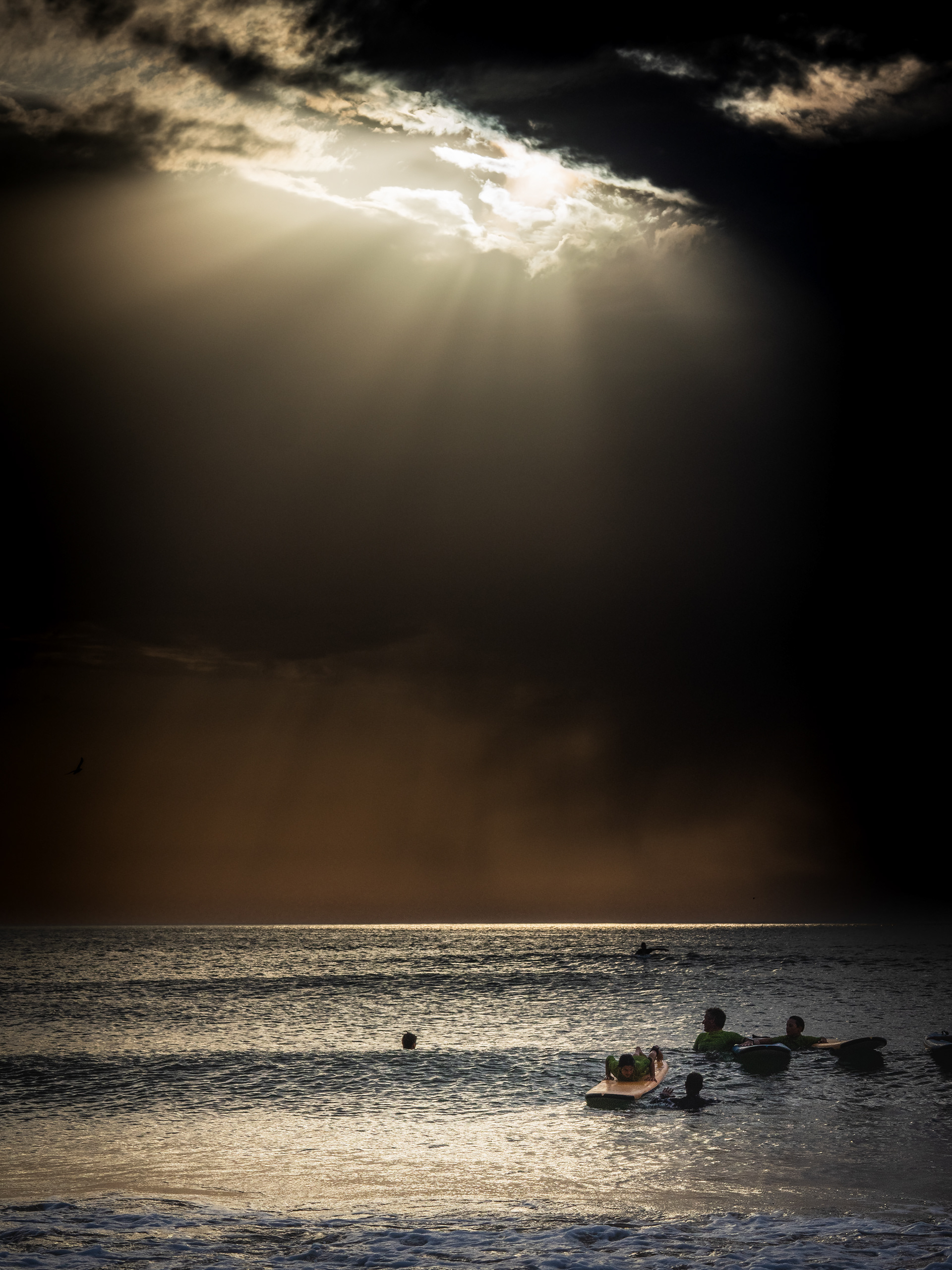 Rayons de surfeurs et surfeusesoleil