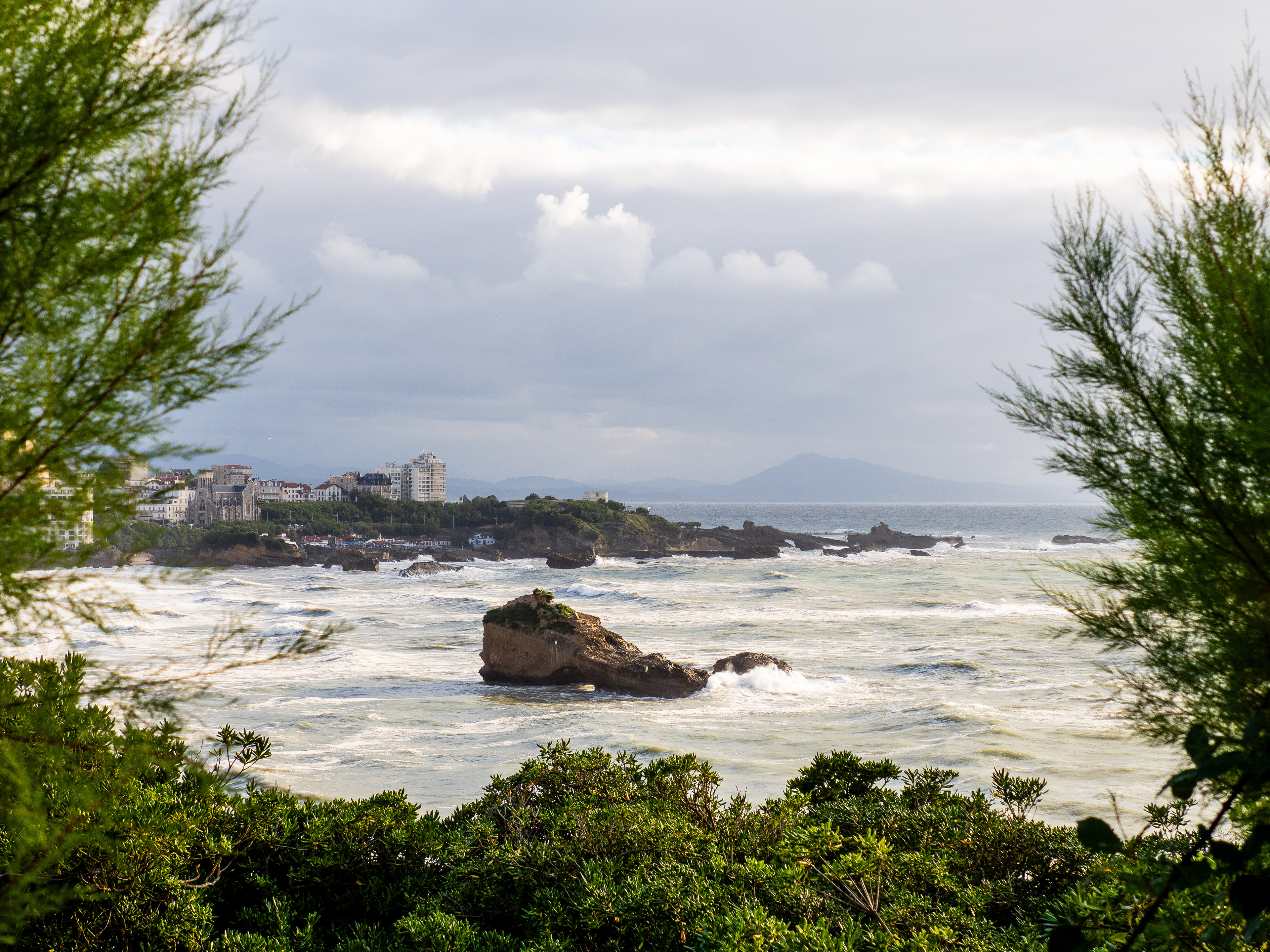 La roche ronde et les vagues