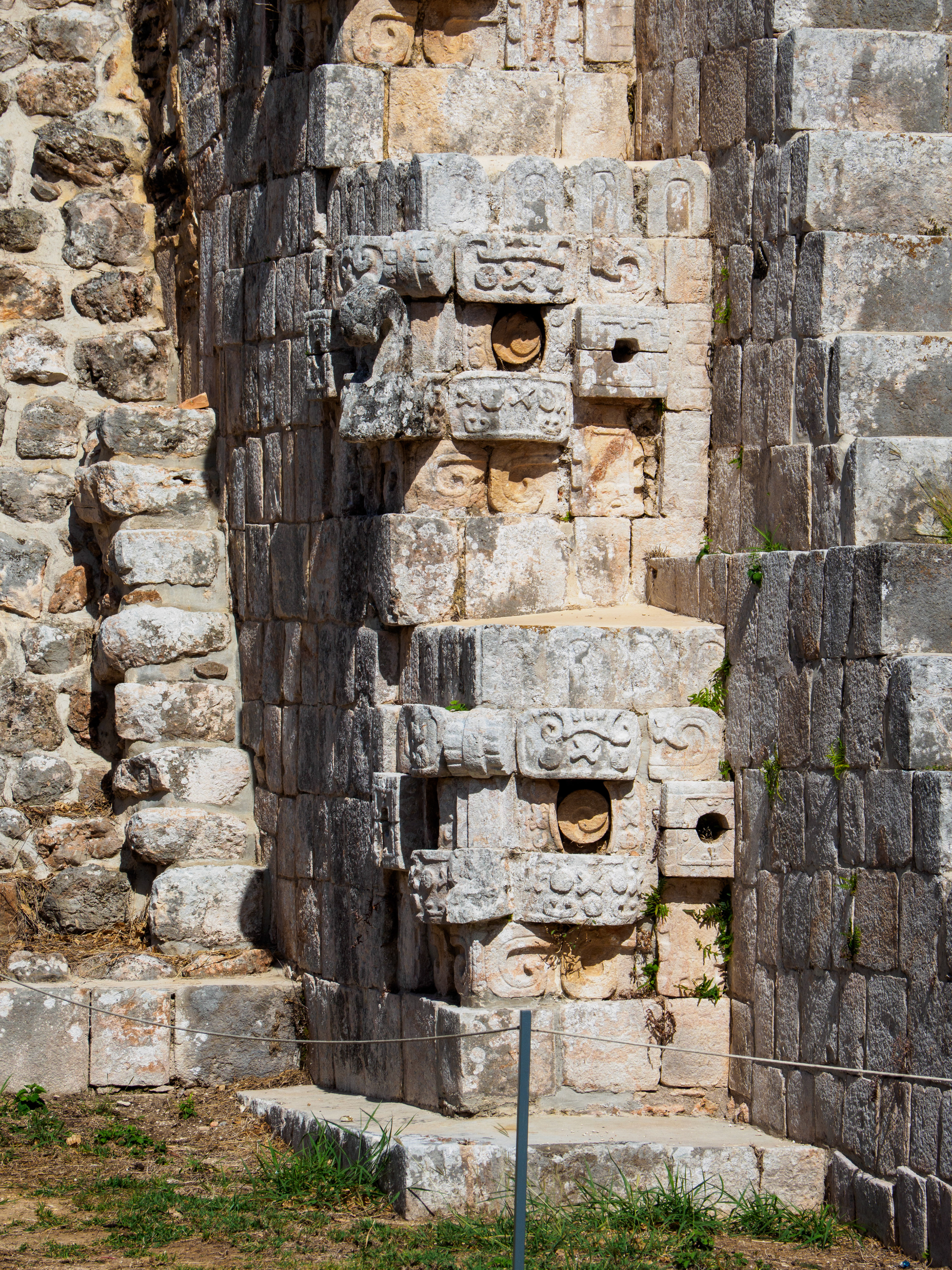 DEs têtes du Dieu Chaac enserrent l'escalier