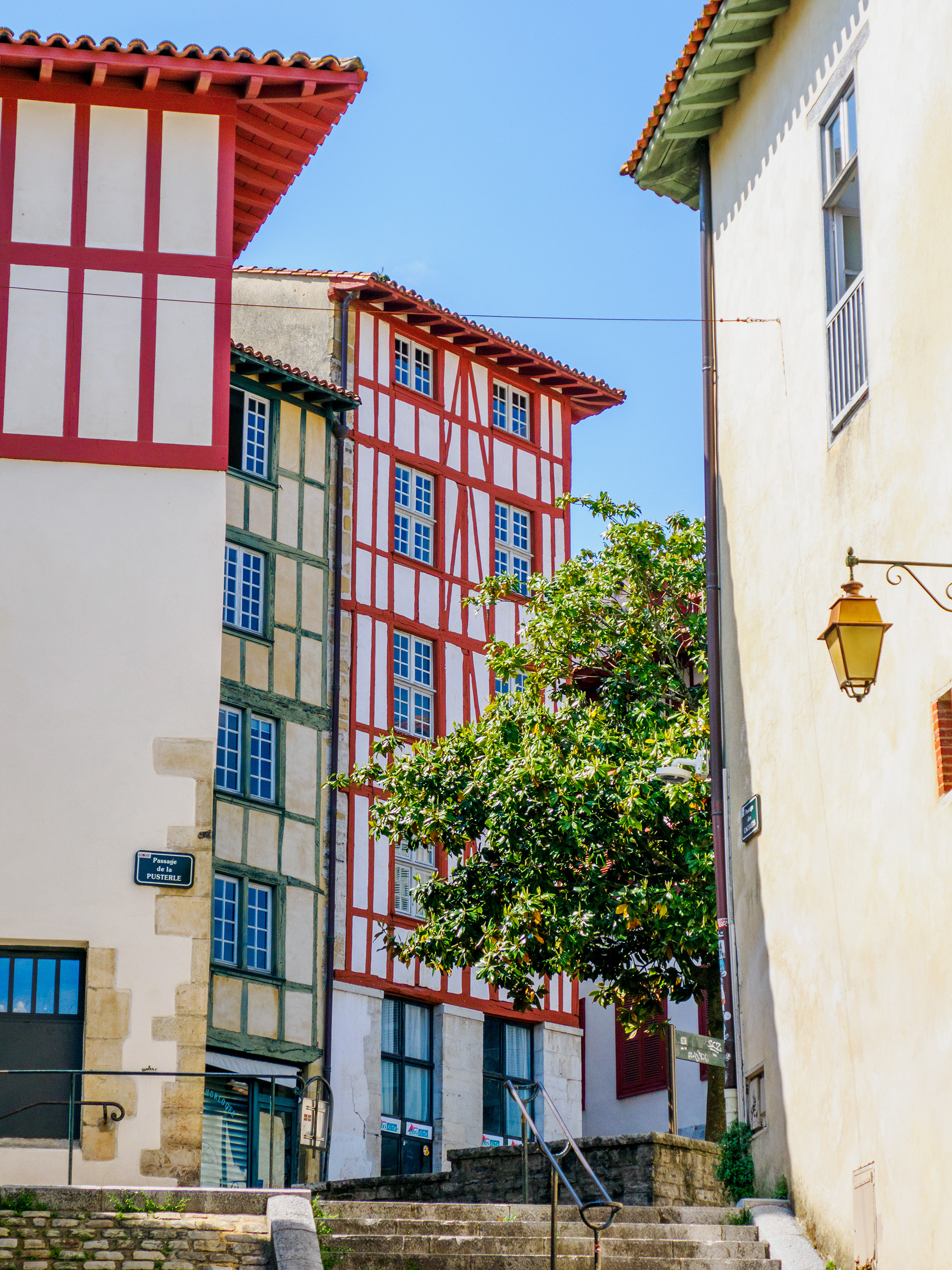 place de la plachotte et ses façades basques