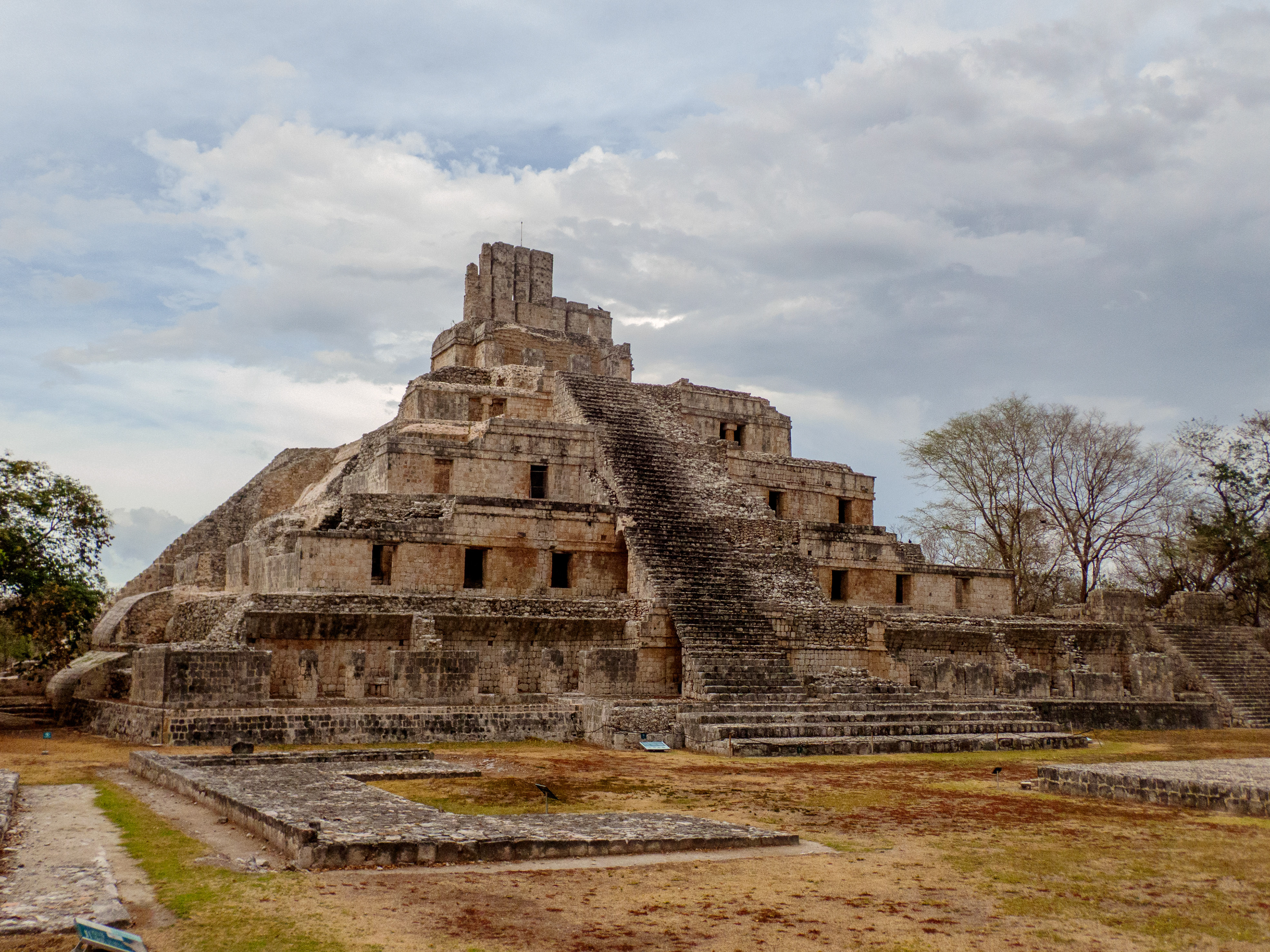 Edificio de Cinco Pisos depuis la Gran Acropolis