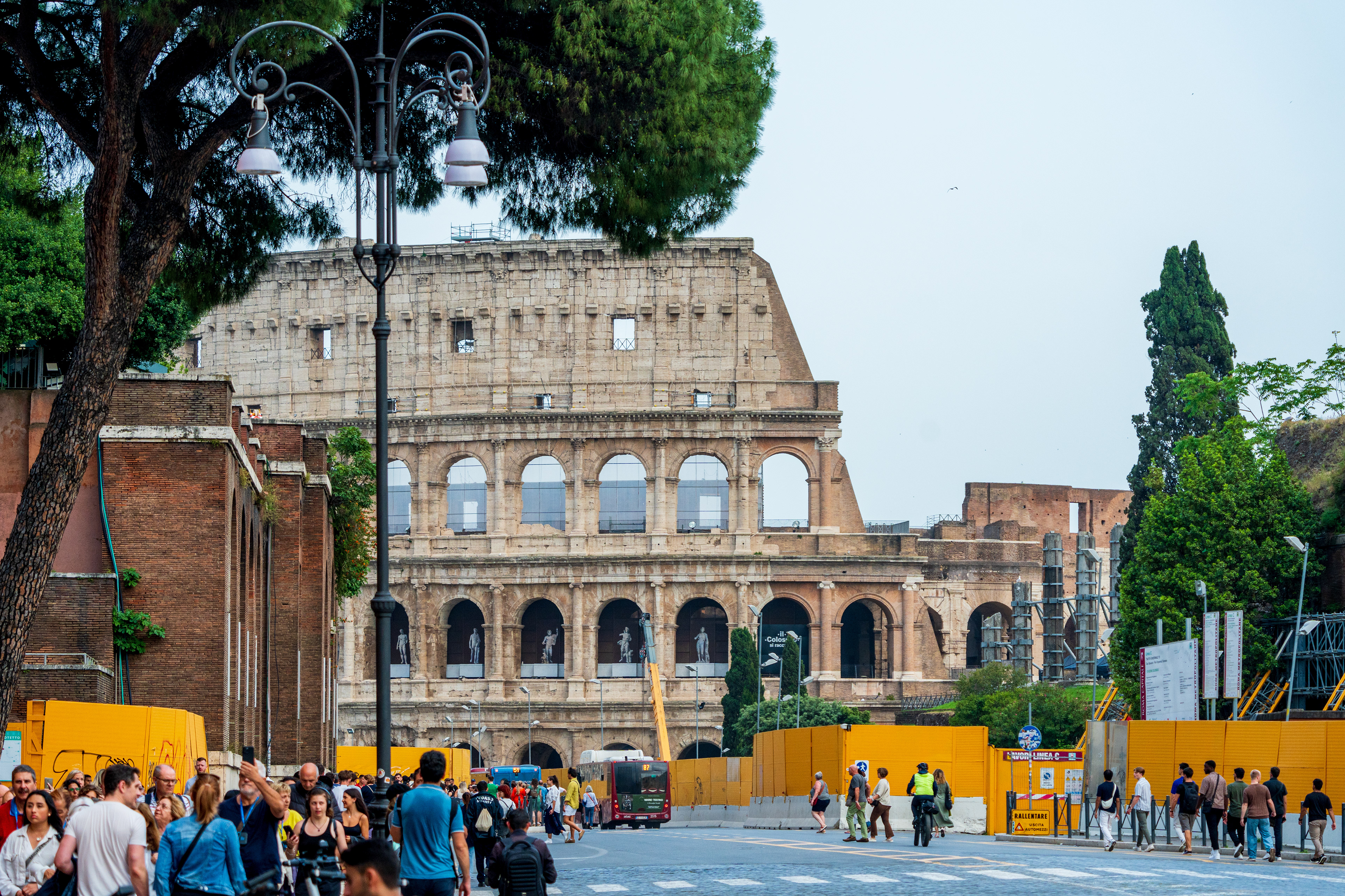 Les travaux à Rome sont synonymes d'années d'années de fouilles, mais un jour la ligne C du métro devrait passer sous le monument. En attendant c'est le chantier, au sens propre.