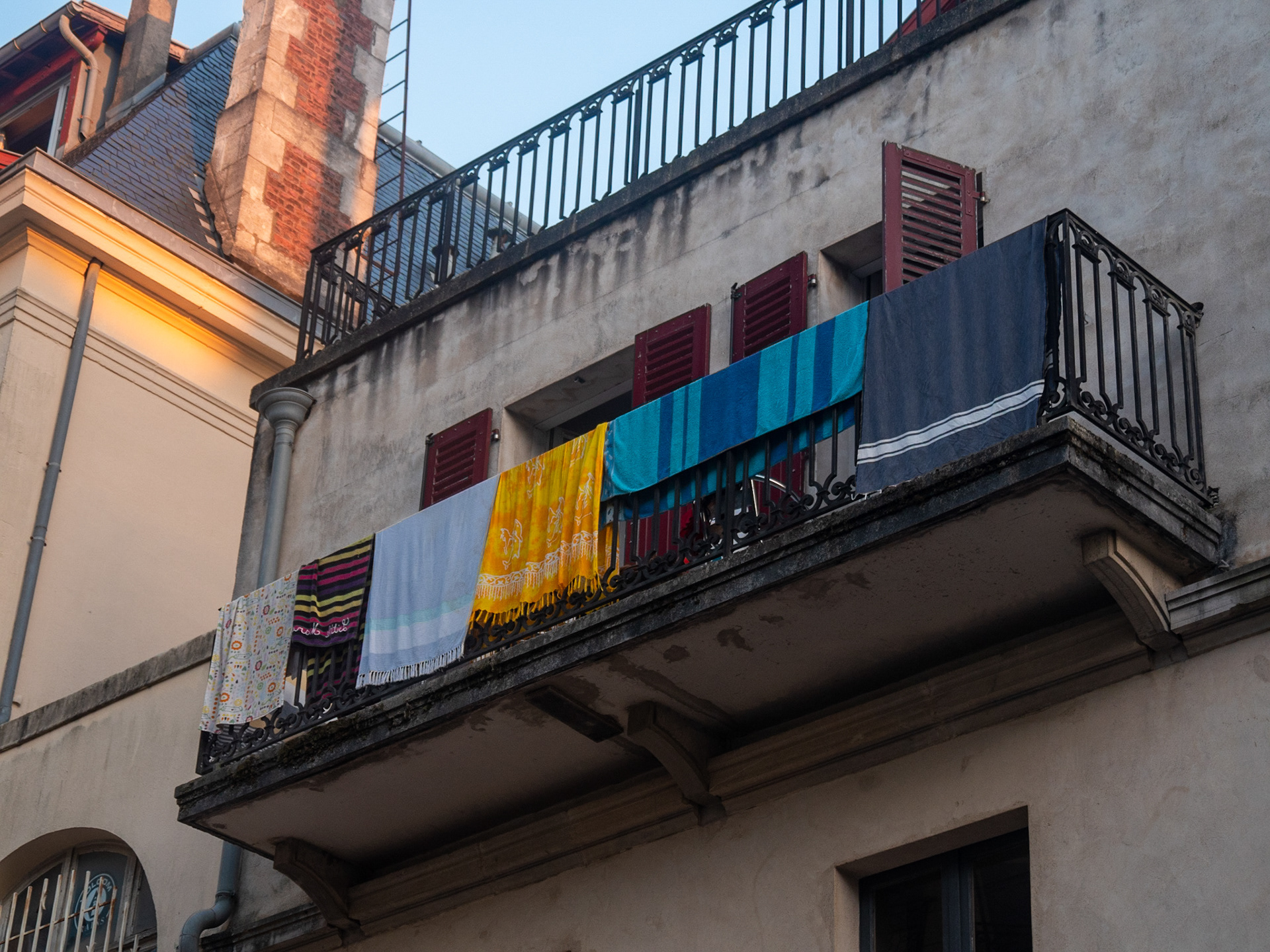 Serviettes dans la rue piétonne, entre halles et Bellevue, juillet 2019