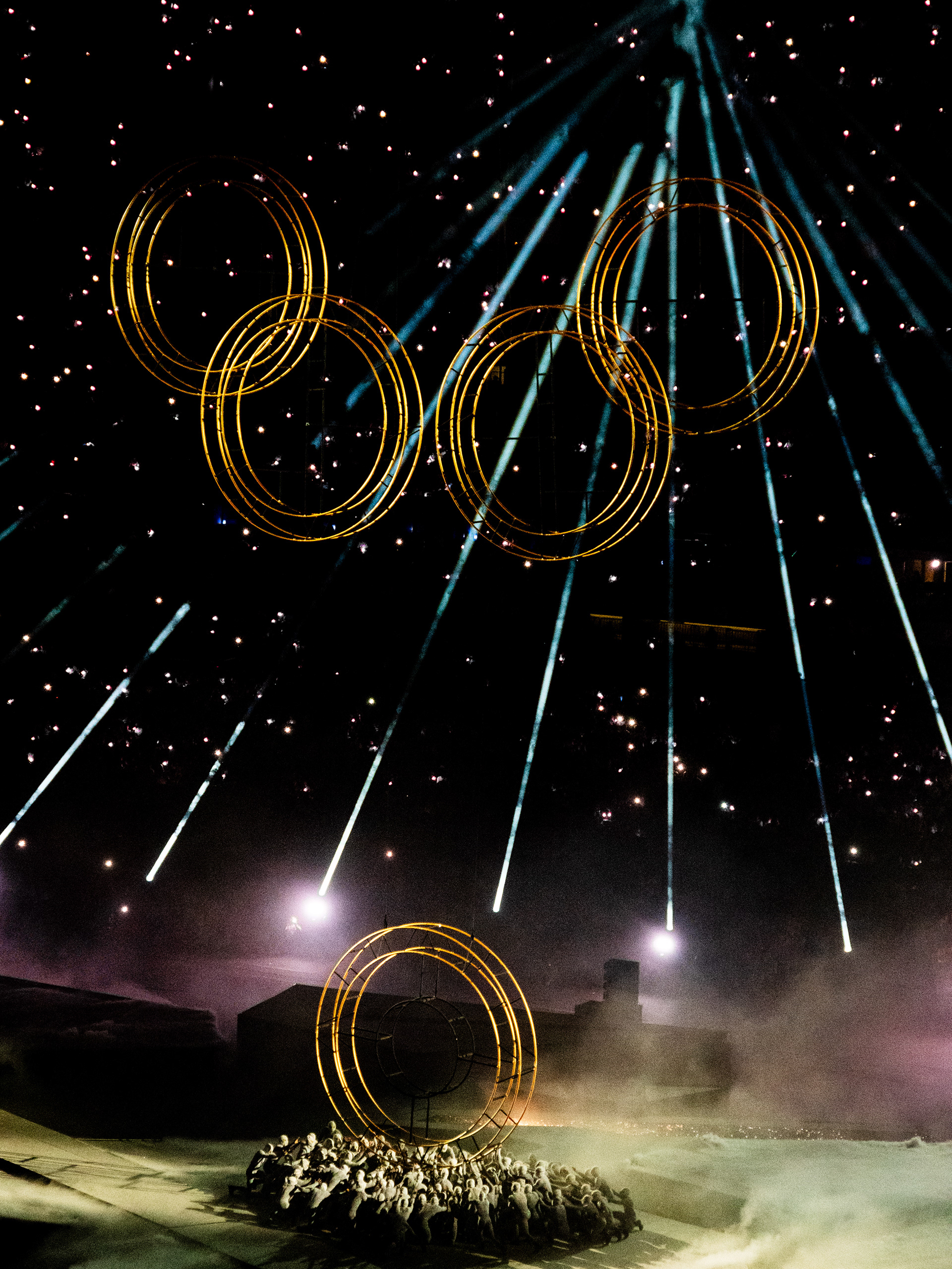 Elevation des anneaux olympiques, tribune illuminée d'étoiles