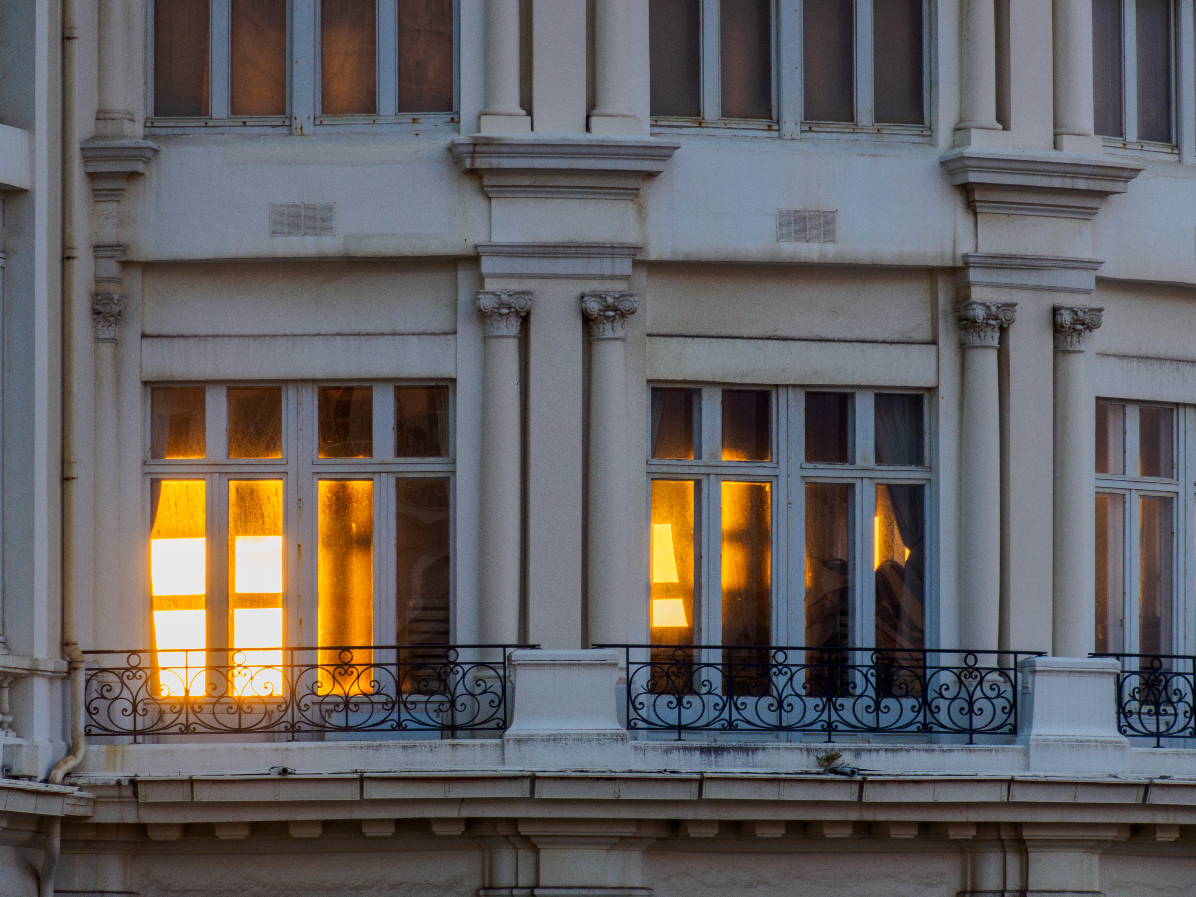 Le soleil passe à travers la Rotonde de l'ancien casino Bellevue