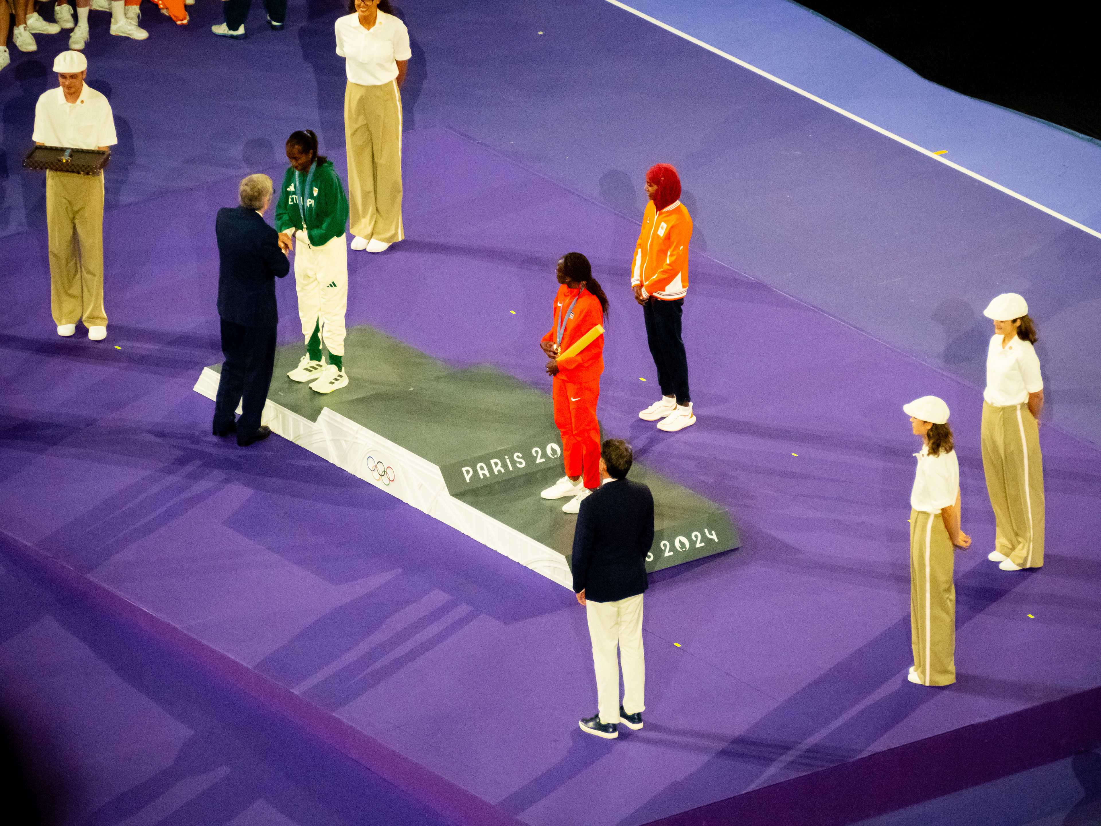 Remise des médailles du Marathon Féminin - Tigist Assefa, Ethipie, en argent