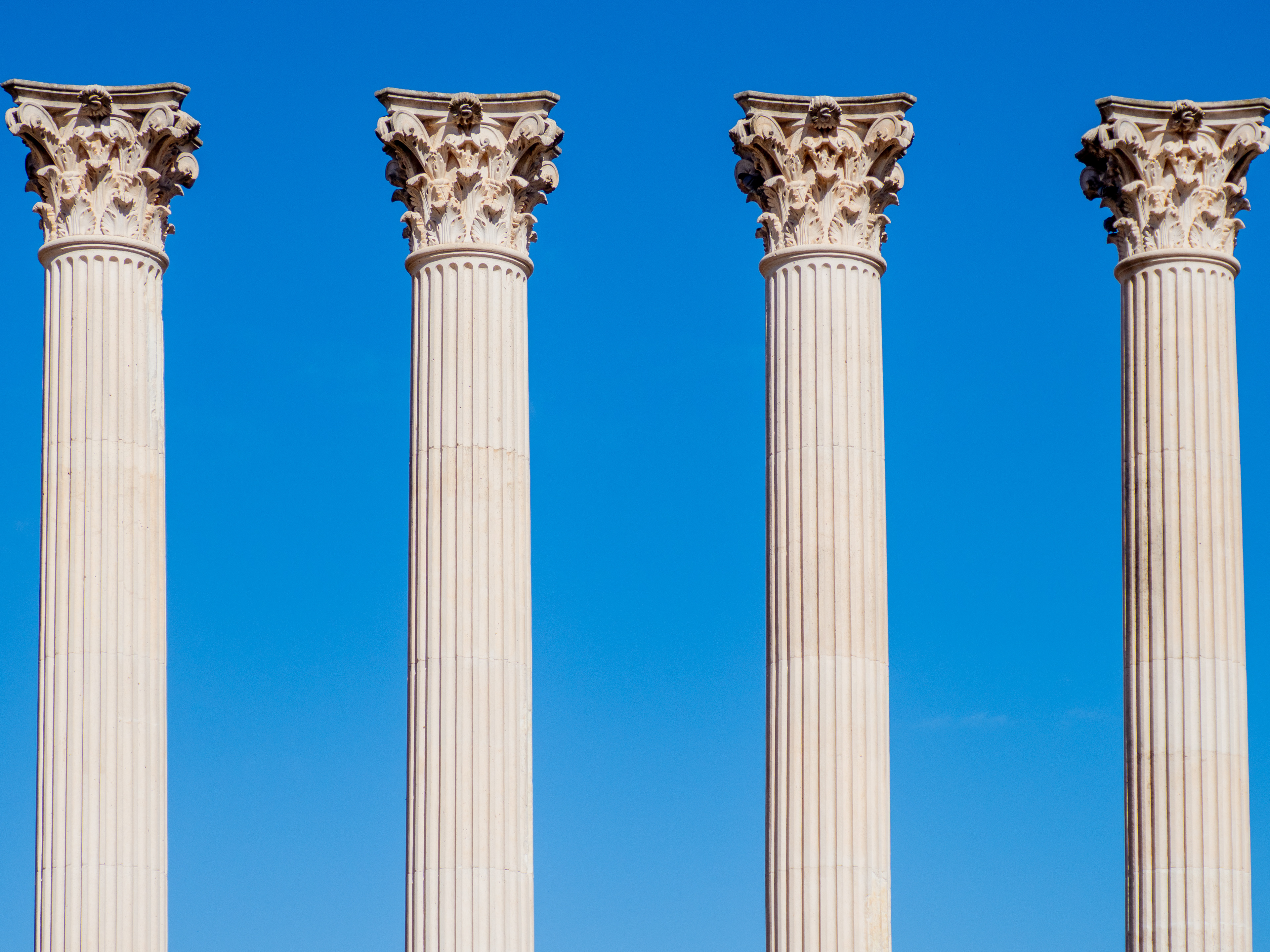 zoom sur les détails en haut des colonnes