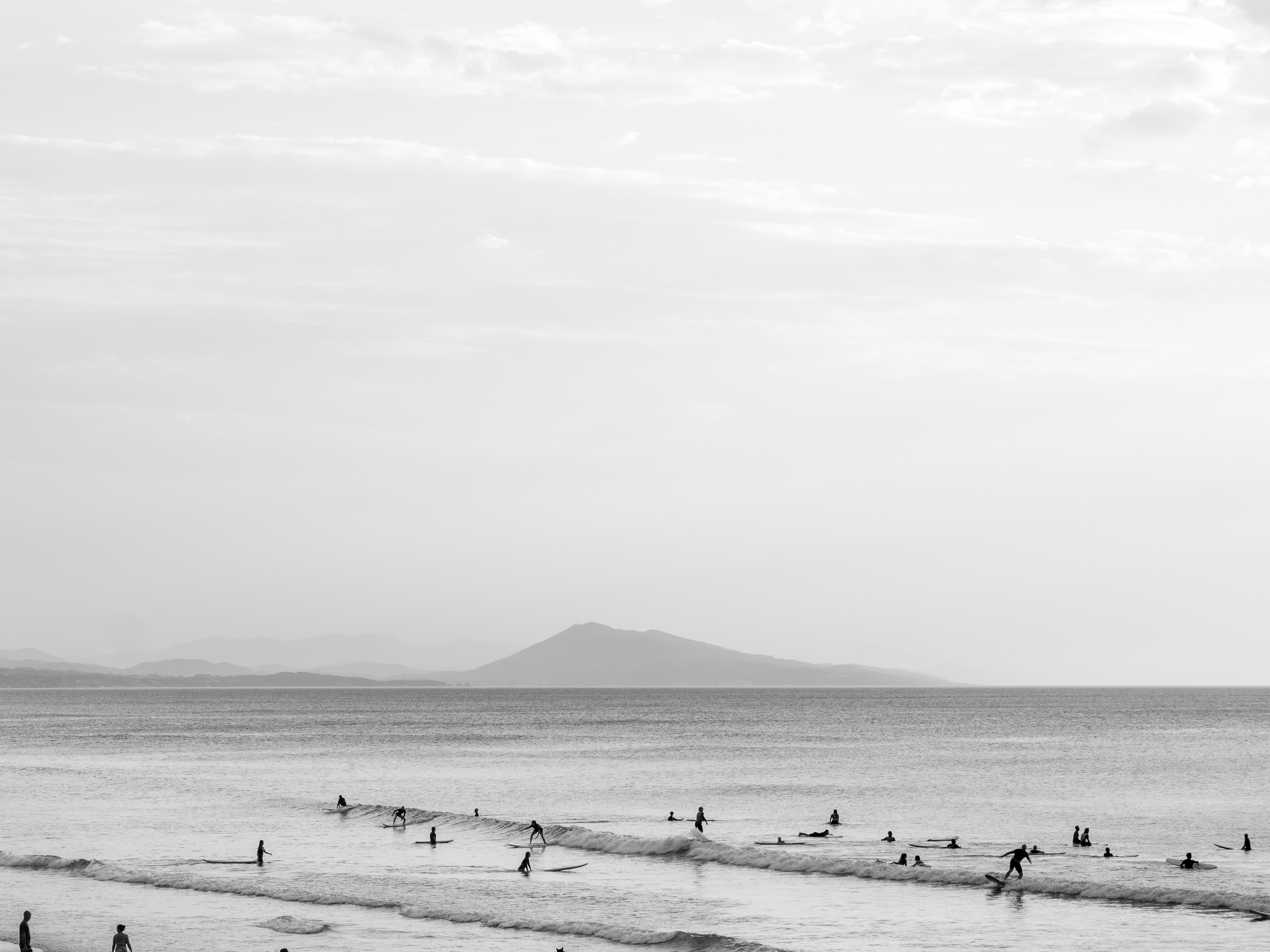 Surfers, au fond Jaizkibel