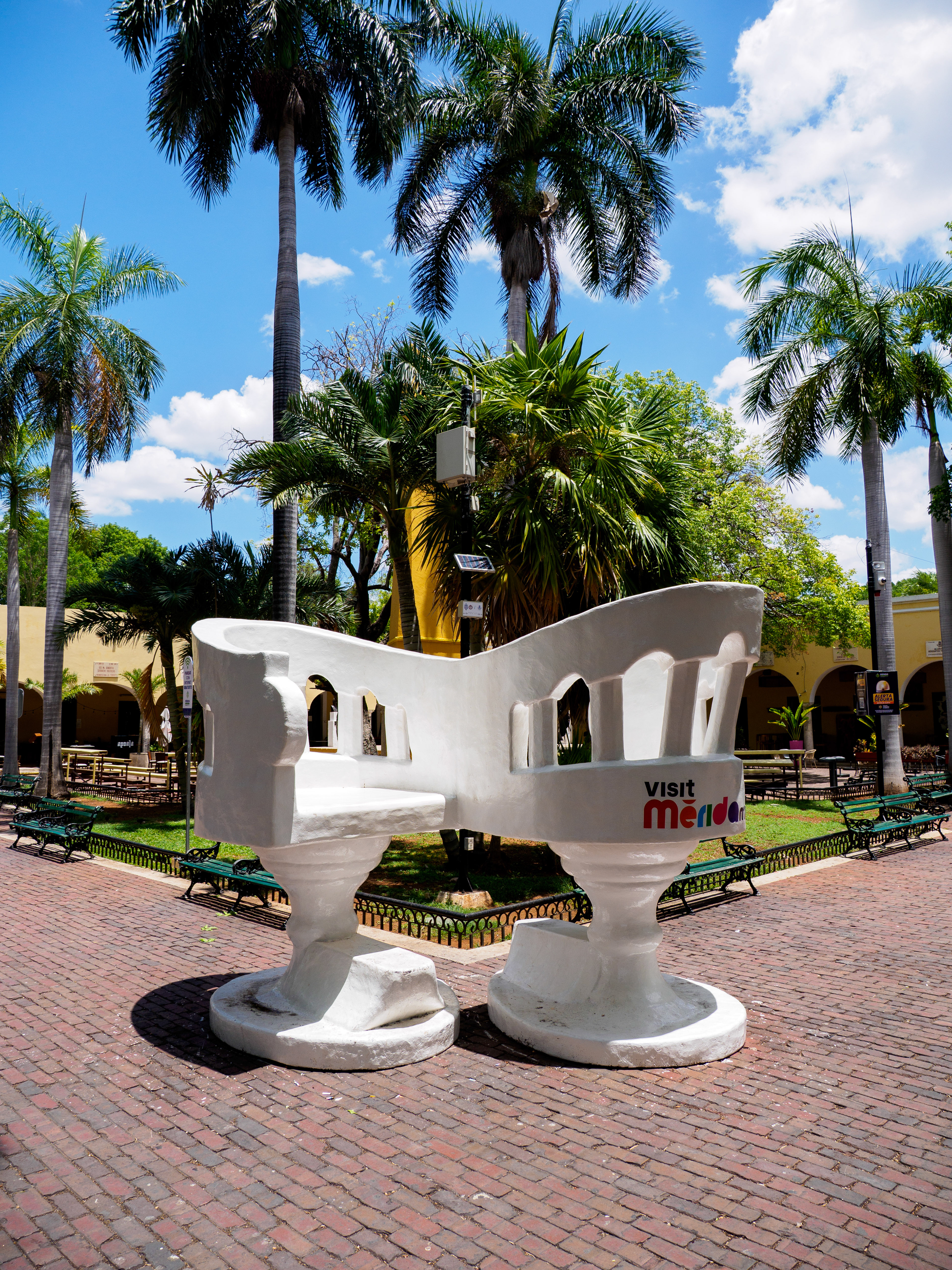 Grosses chaises jointes