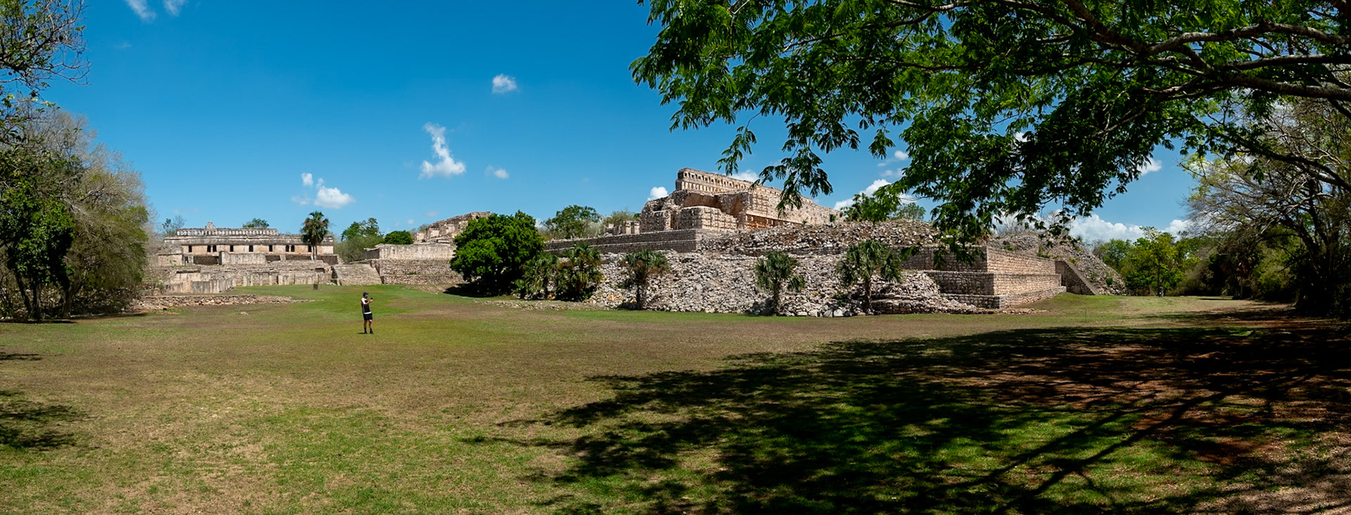 le palais principal et le palais des masques