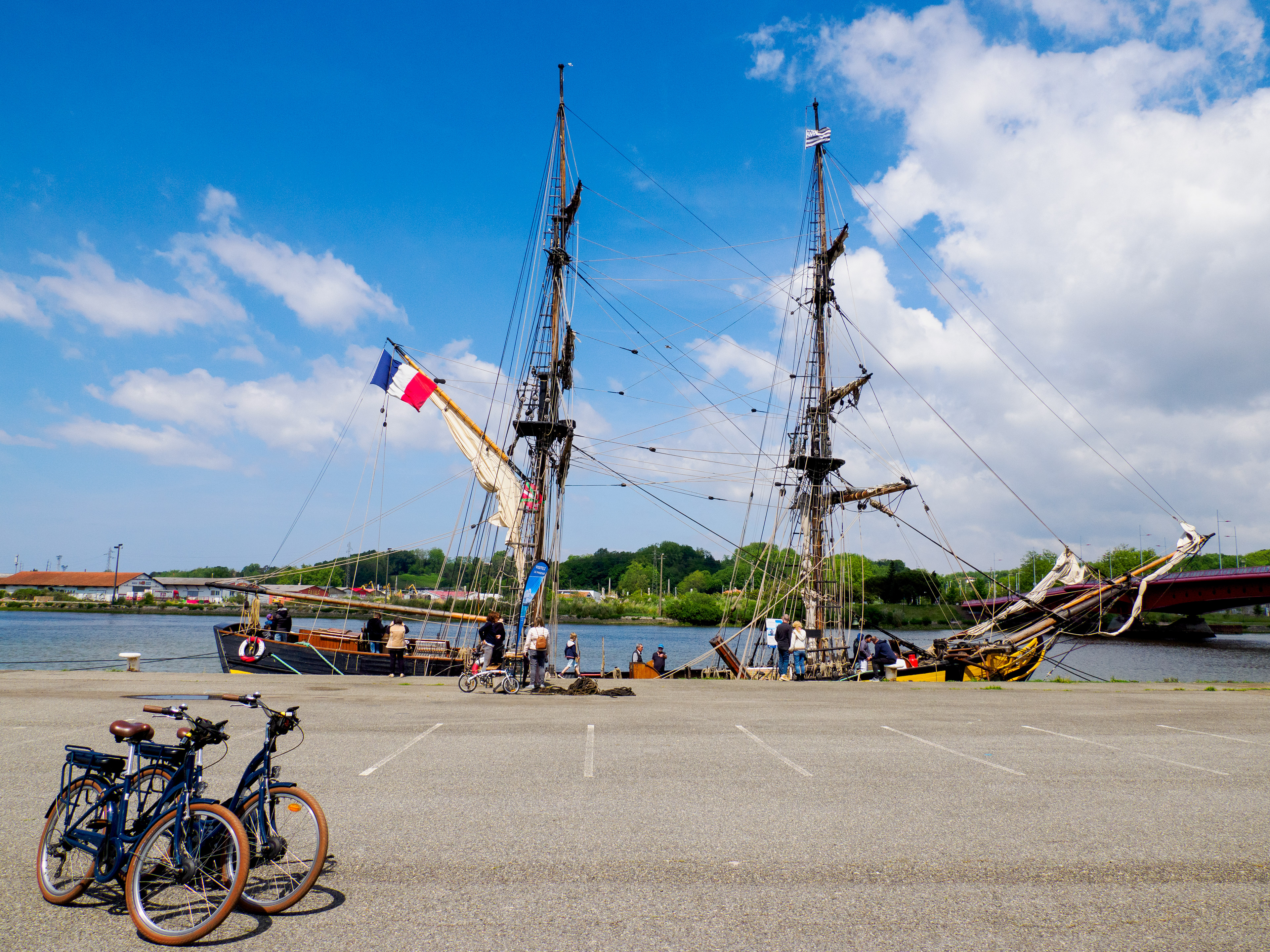 Voilier Le Phoenix en escale à Bayonne et vélos