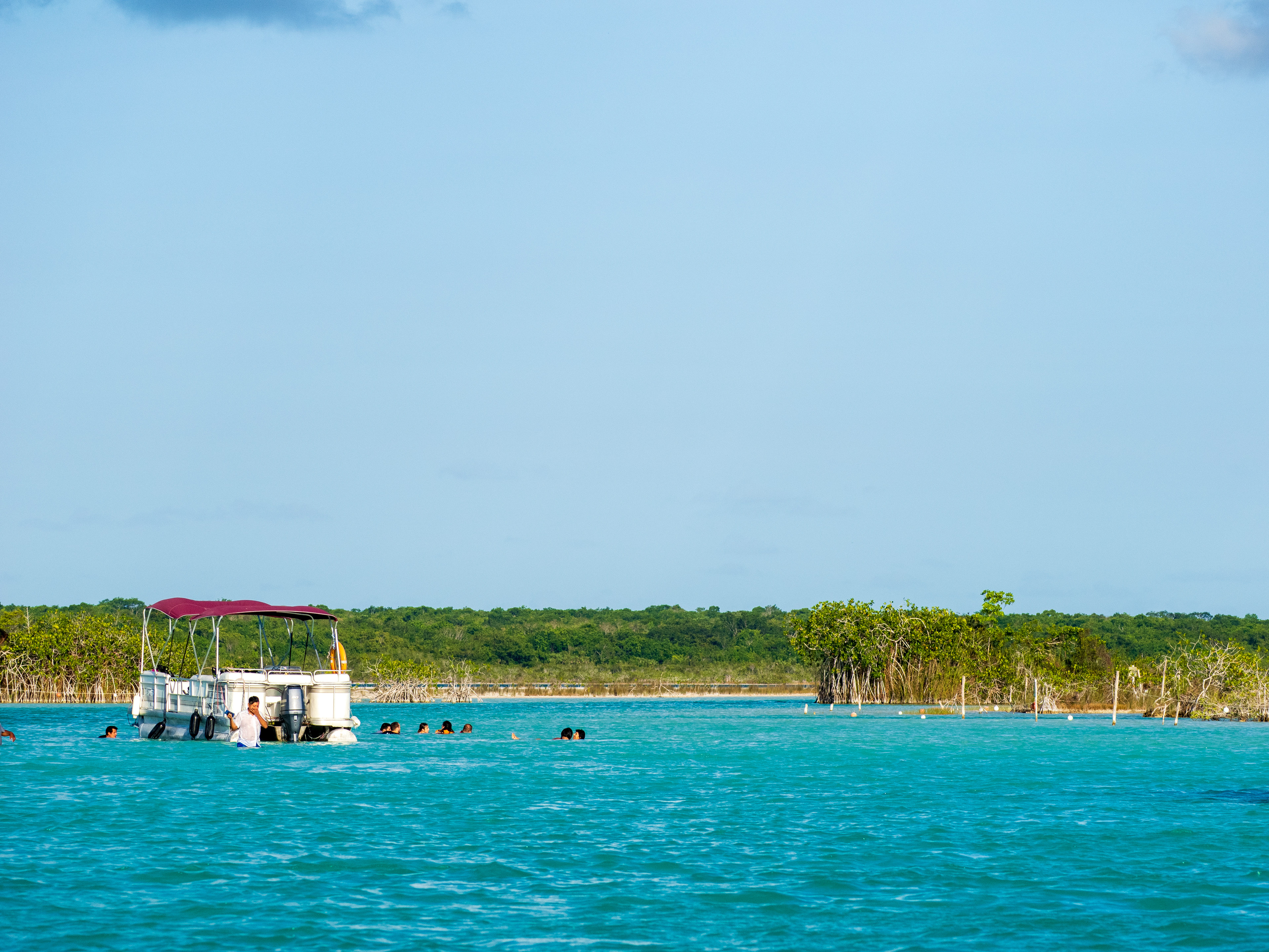 Canal des pirates. Hors champs une dizaine de bateaux comme celui là...
