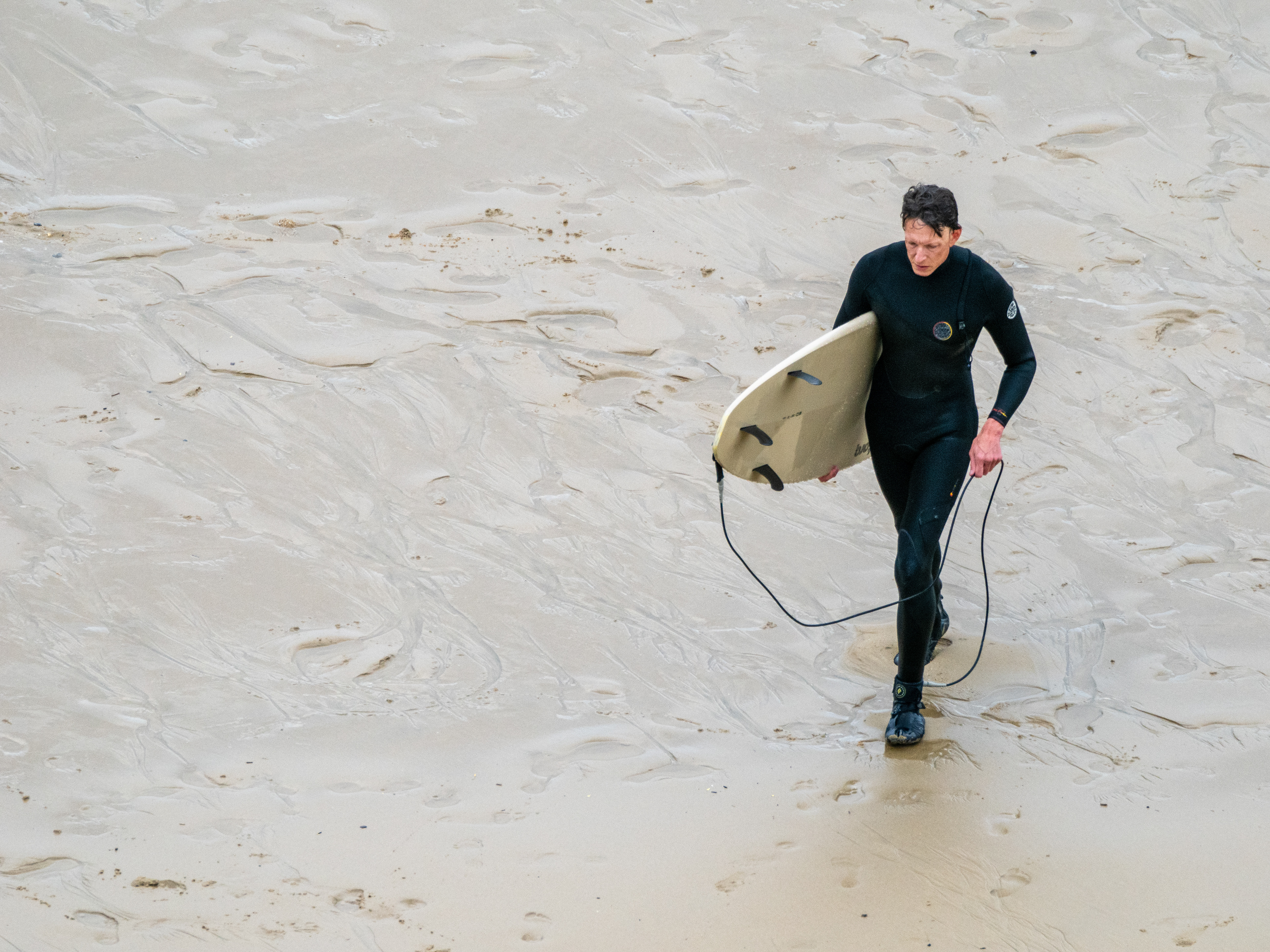 surfeur remontant sur la plage
