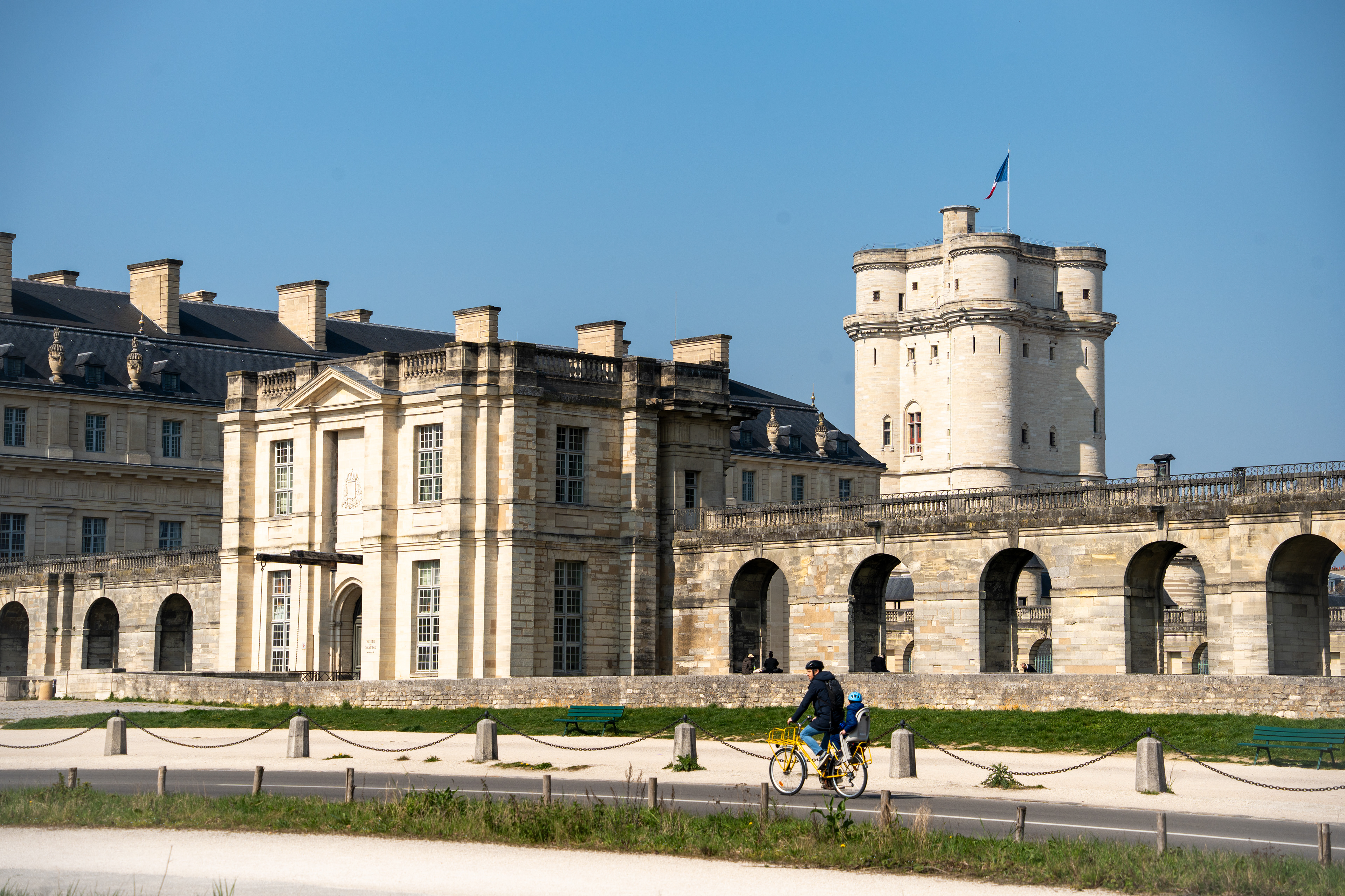 Château de Vincennes et cycliste