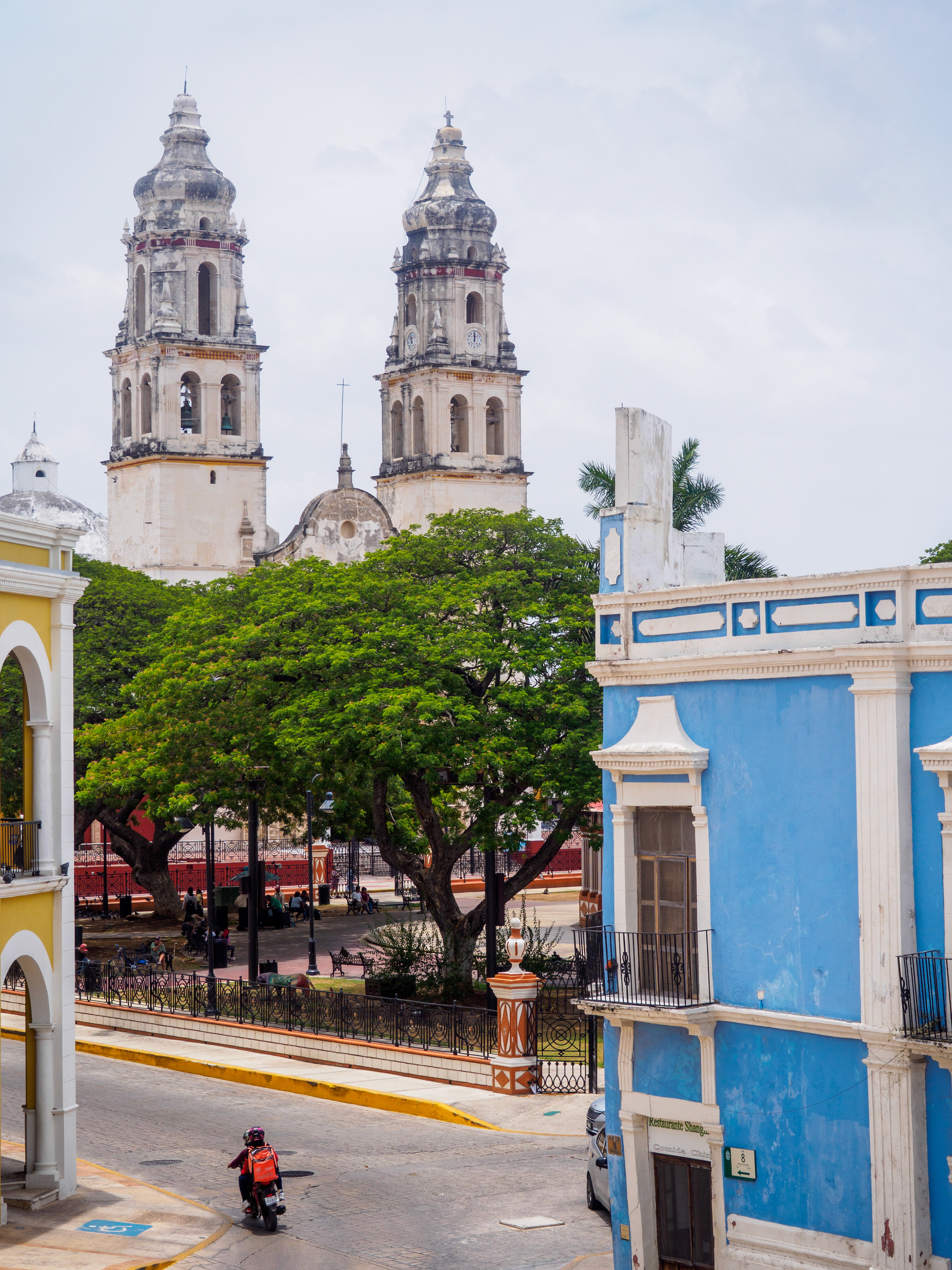 Vue des remparts au dessus du musée d'architecture maya
