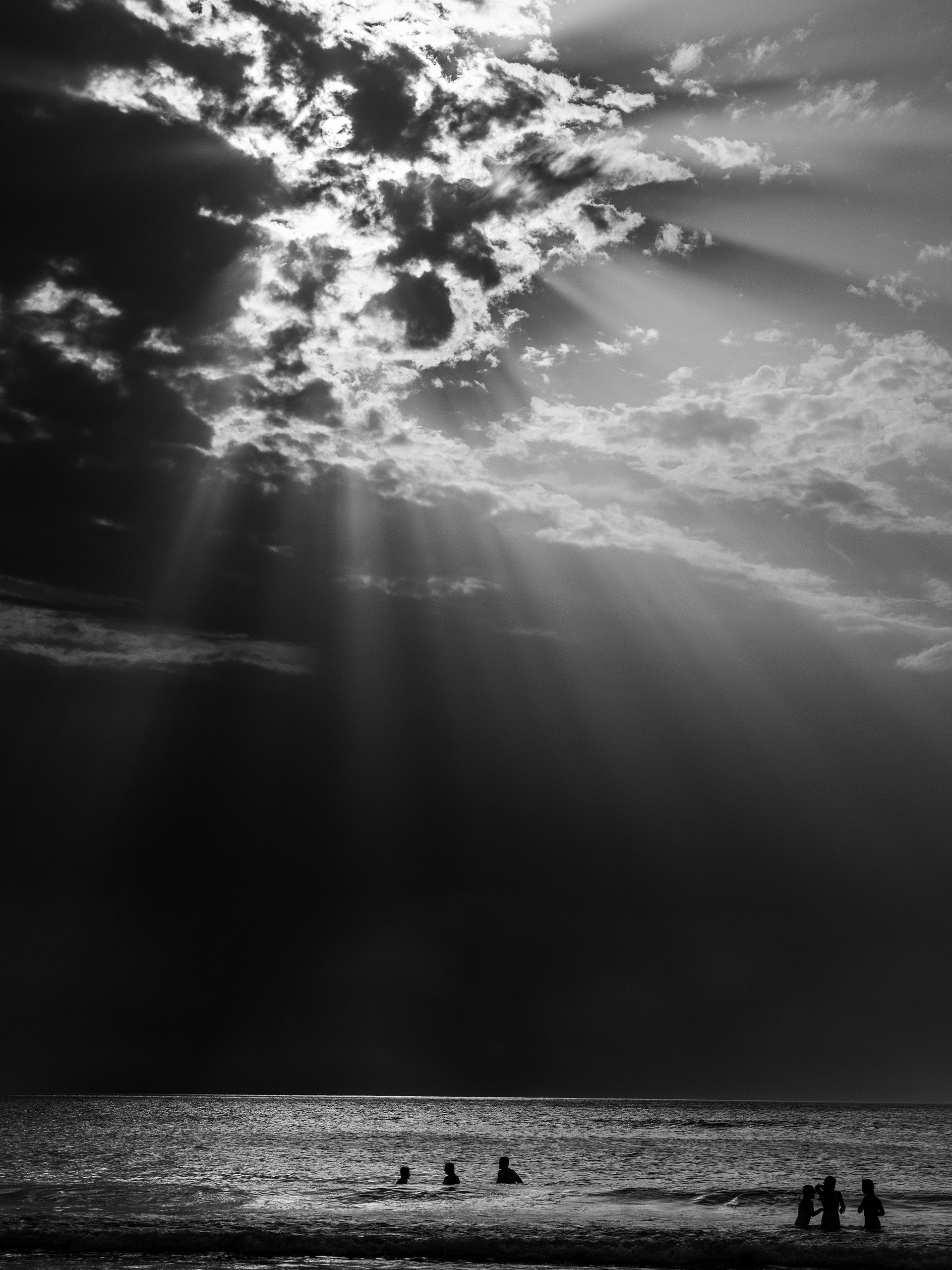 rayons de soleil sur baigneurs