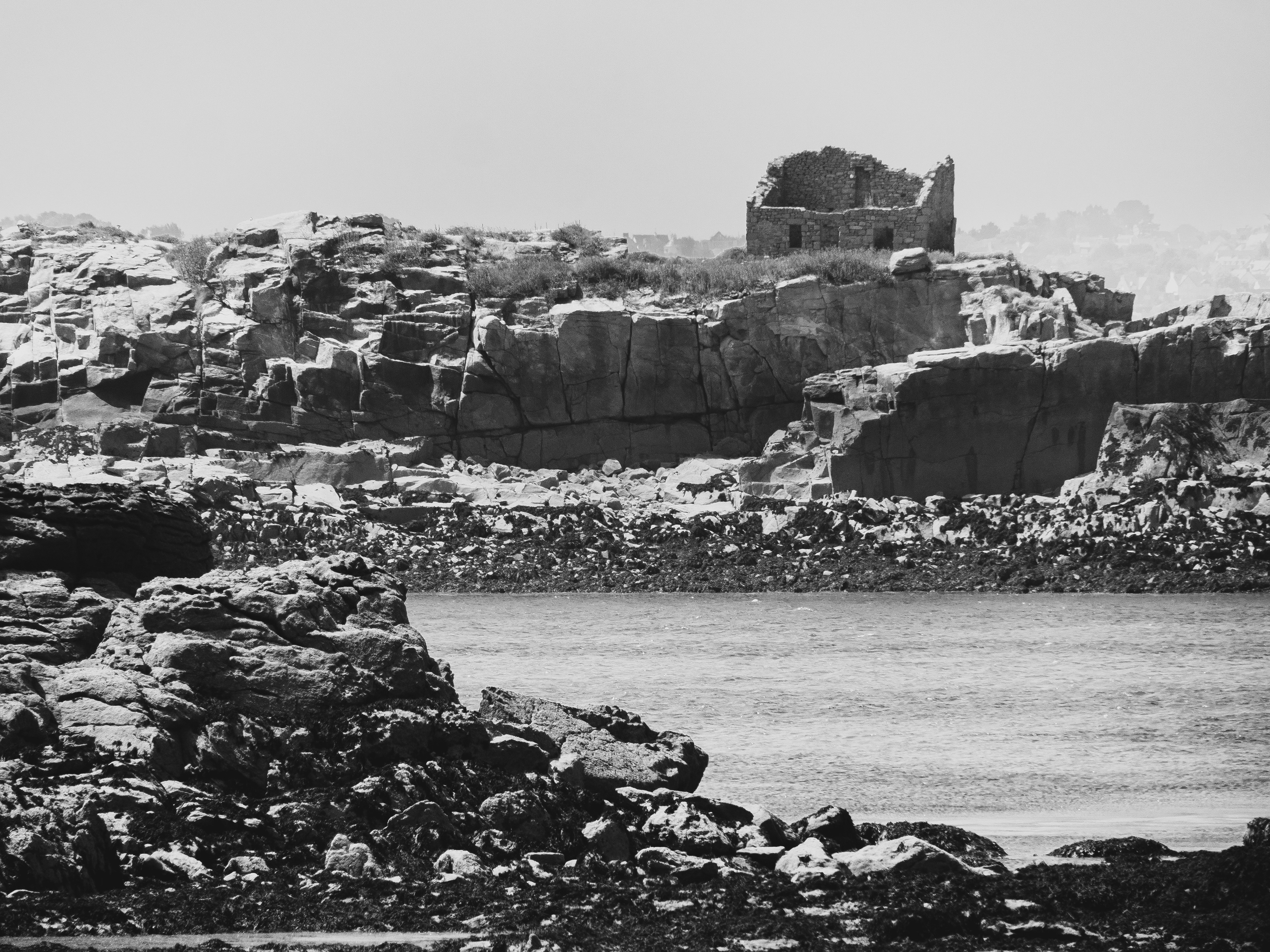 Une ruine sur les pierres