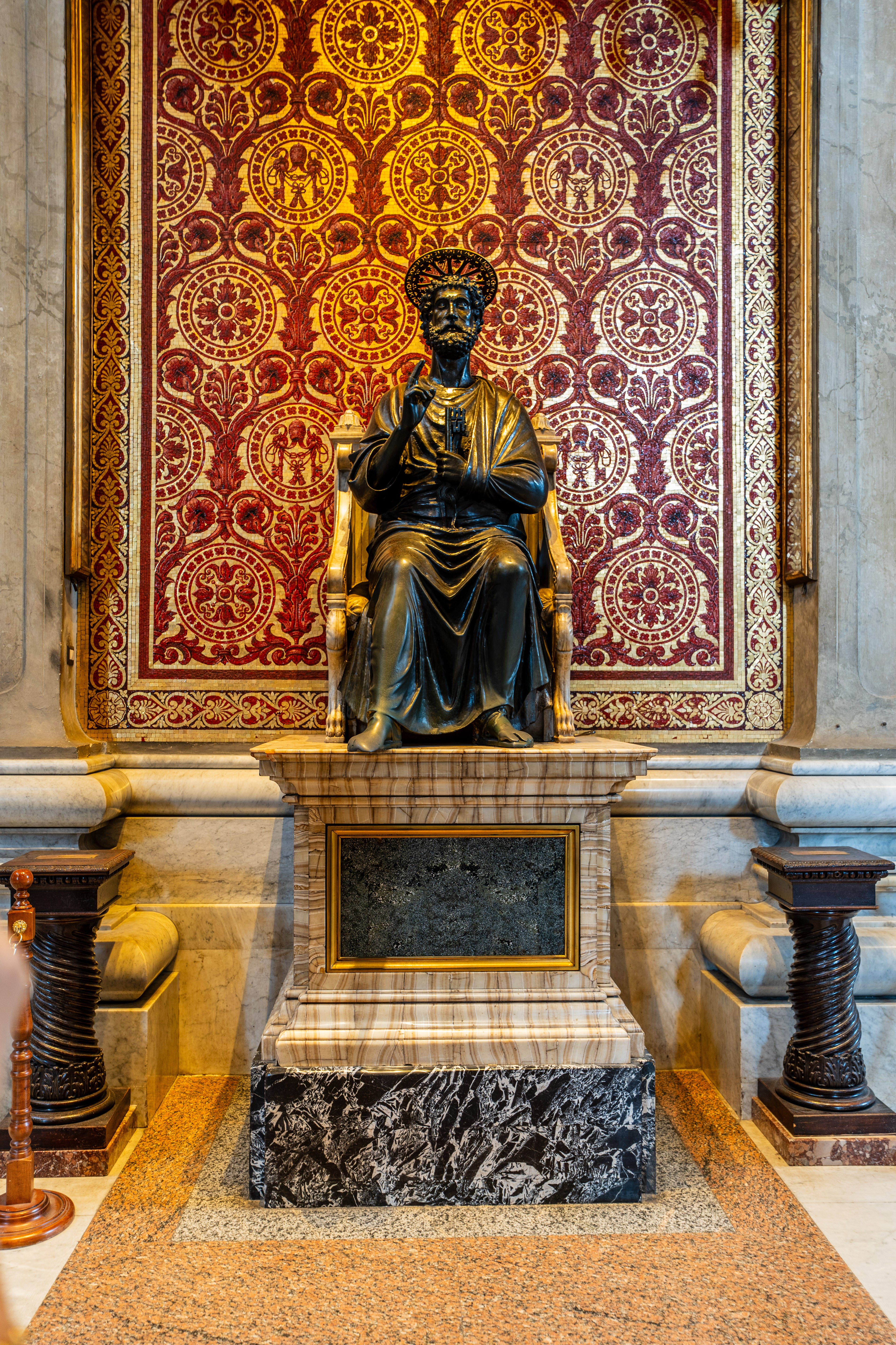 Statue en bronze de saint Pierre
