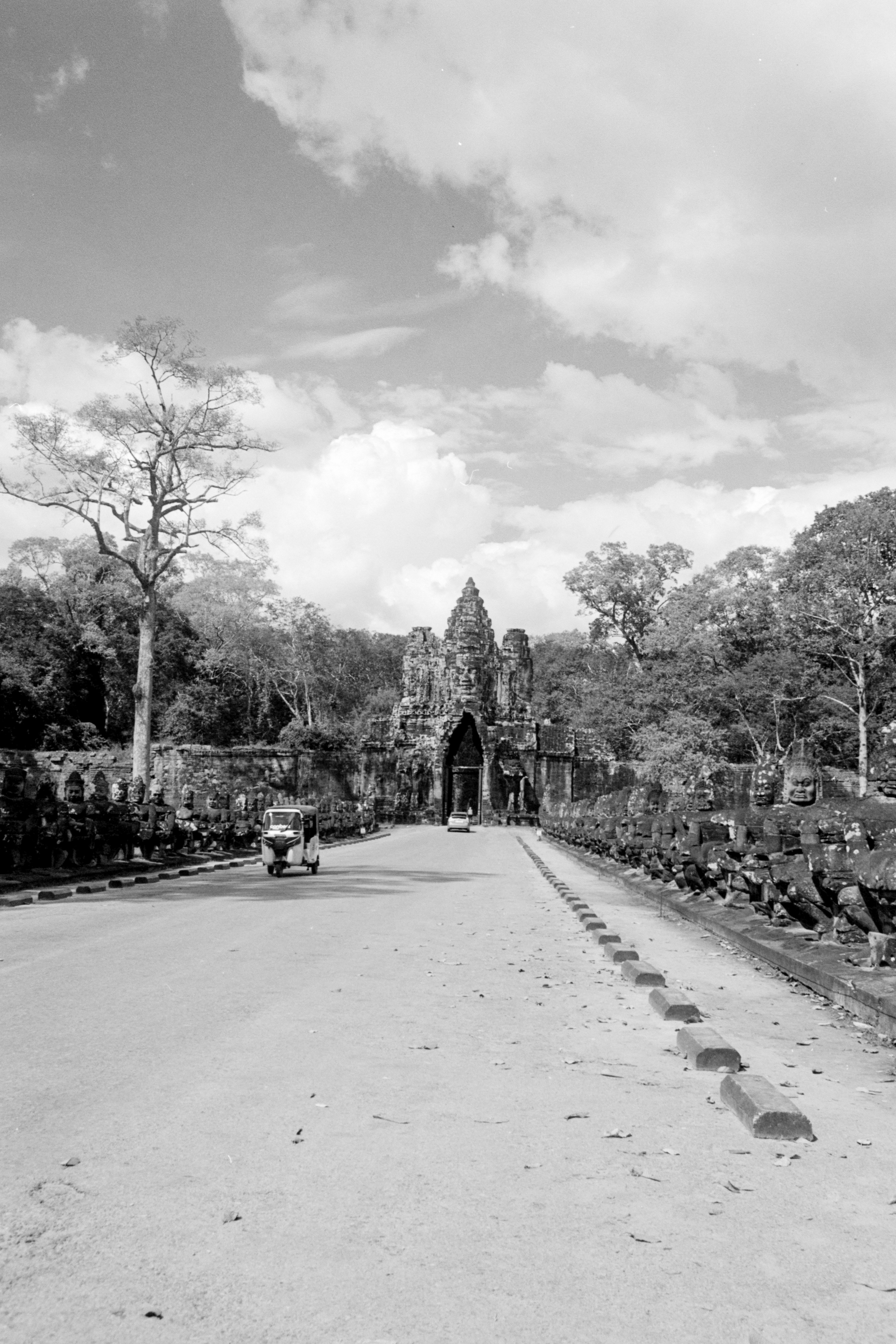 Porte sud de Angkor Thom. Photo argentique