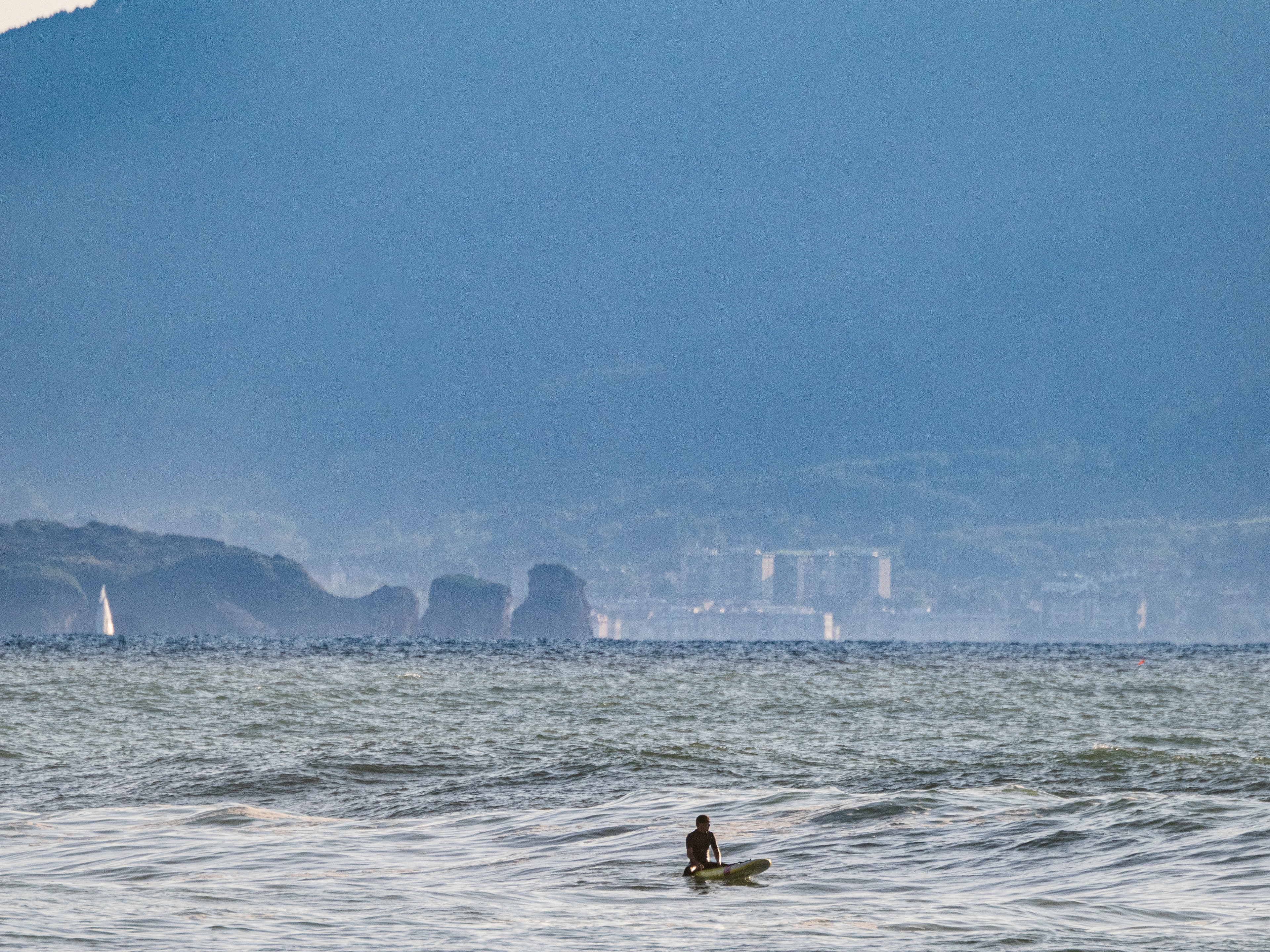 les deux jumeaux et Hondarribia. Surfeur au premier plan