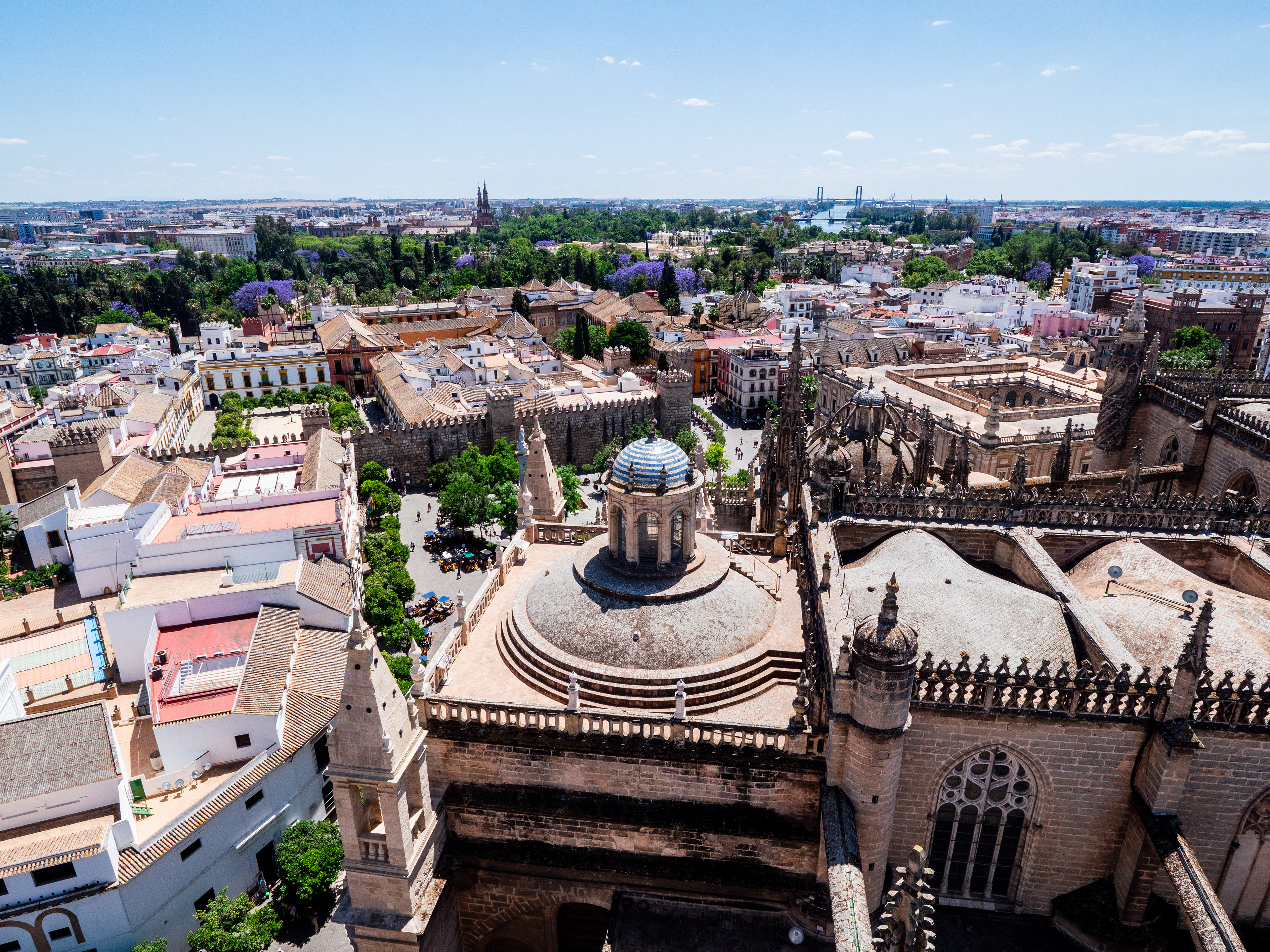 L'alcazar juste devant