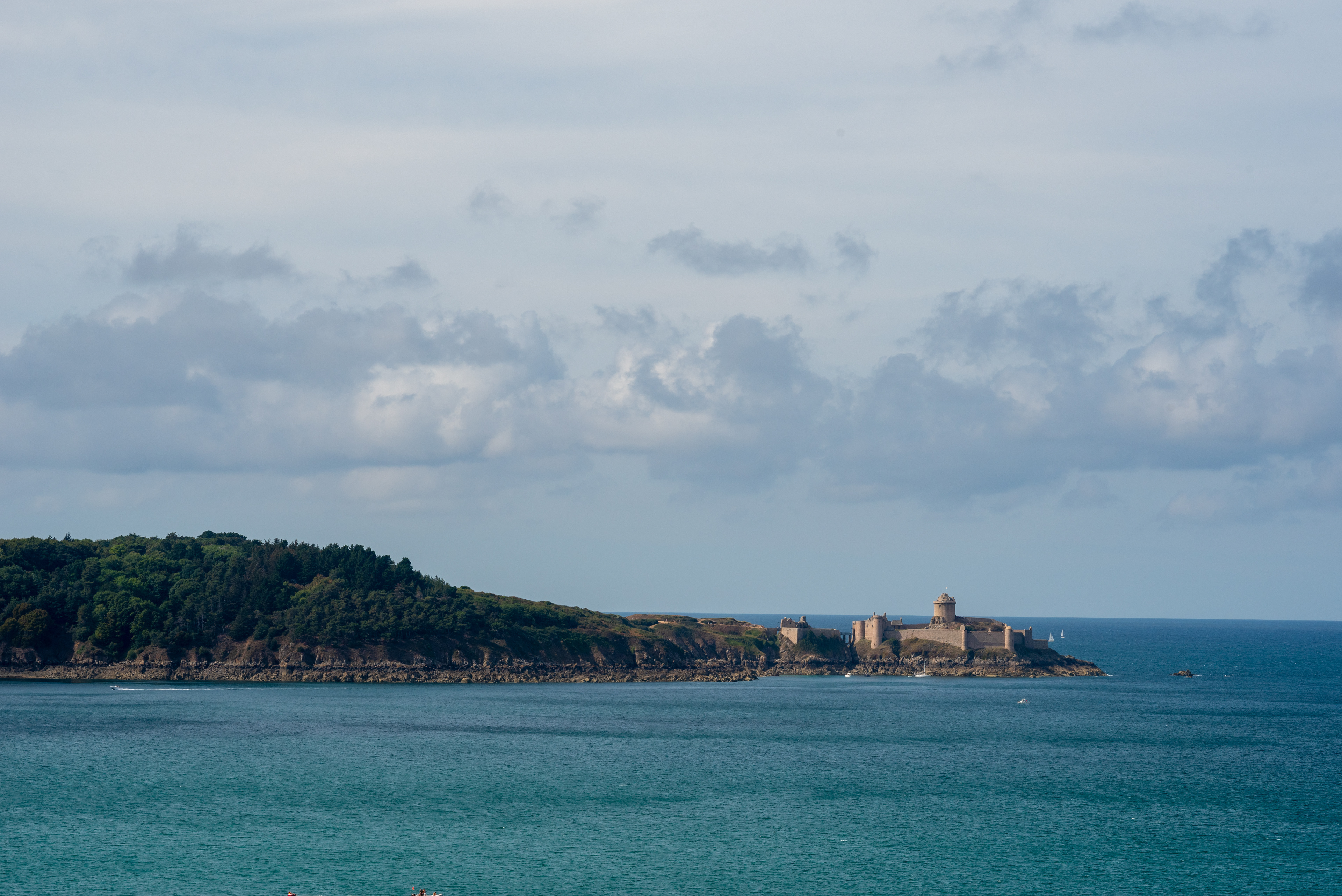 le château de la Roche Goyon au loin (Fort Lalatte)