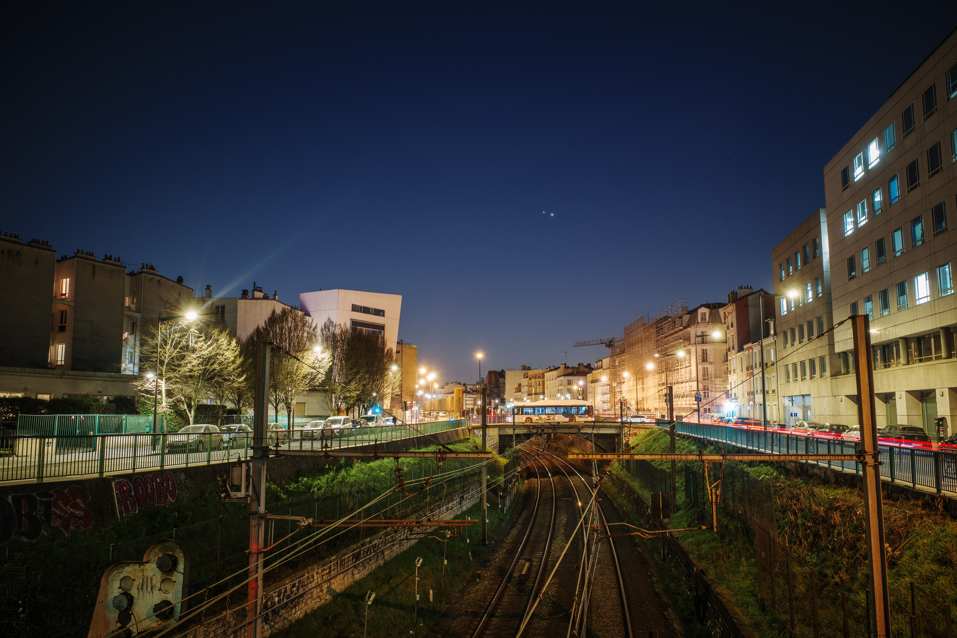 conjonction de Vénus et Saturne au dessus des voies du RER A