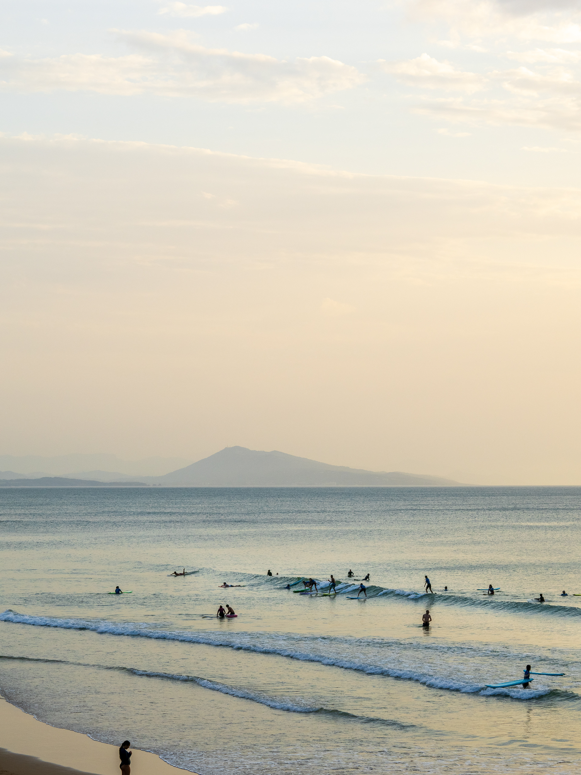 Surfers, au fond Jaizkibel
