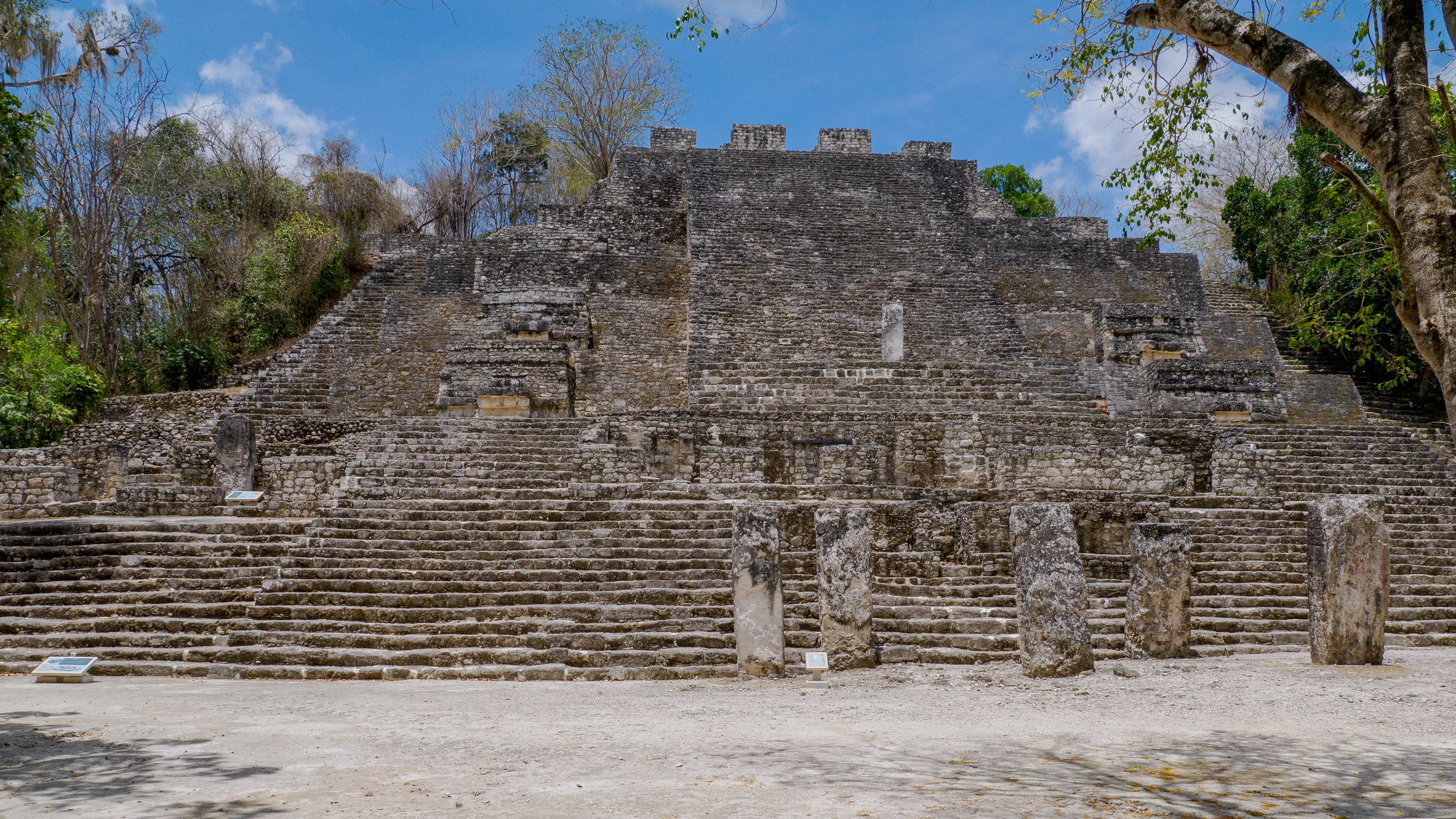 Structure II. Sommet caché derrière la plate-forme