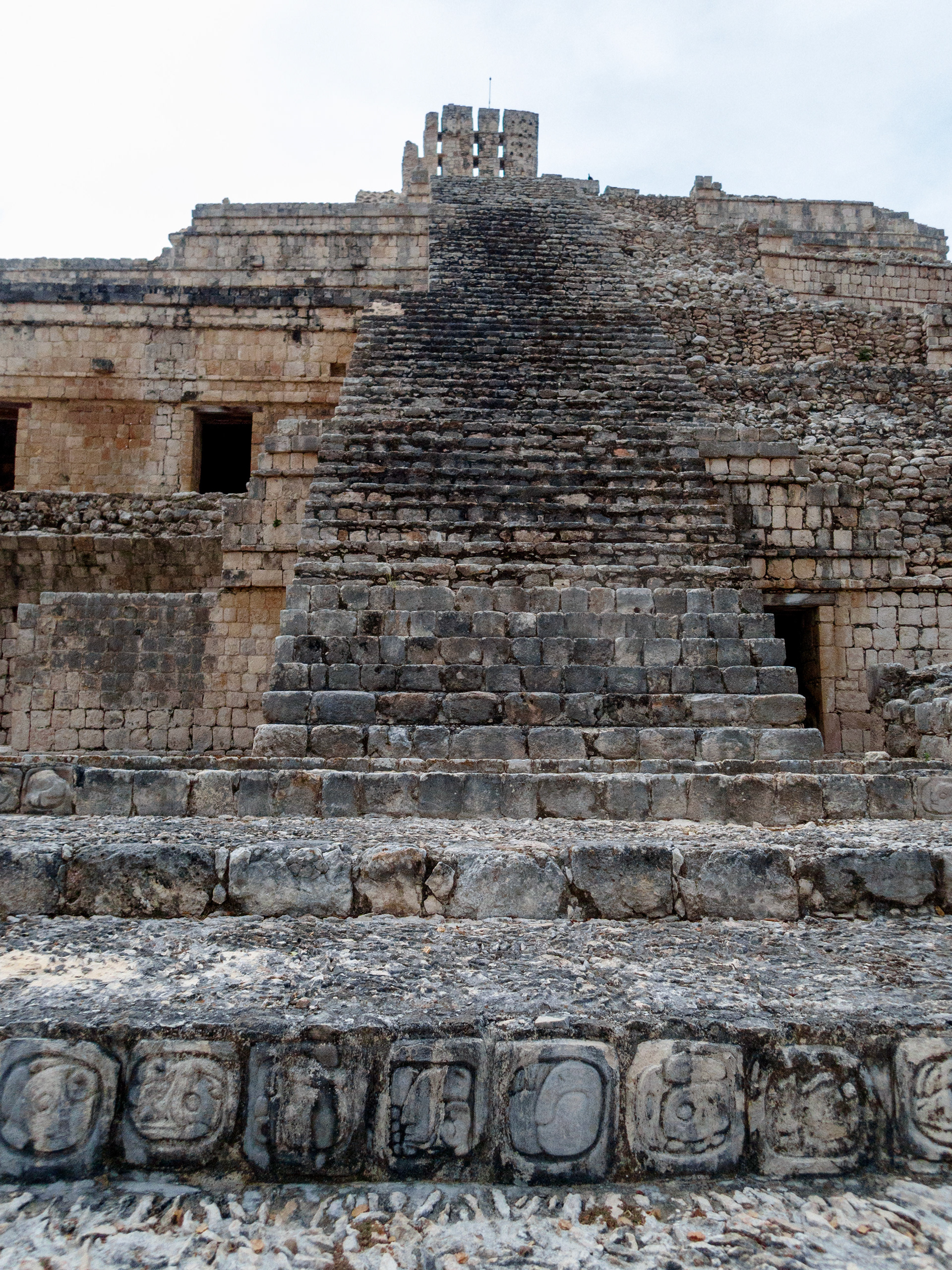 Au pied de l'Edificio de Cinco Pisos, observez les bas reliefs sur les marches