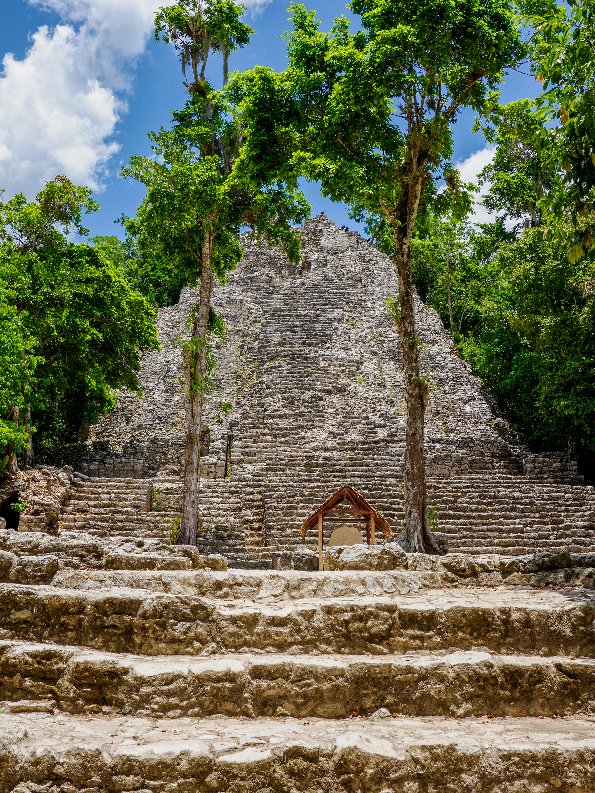 Une pyramide vers l'entrée du site