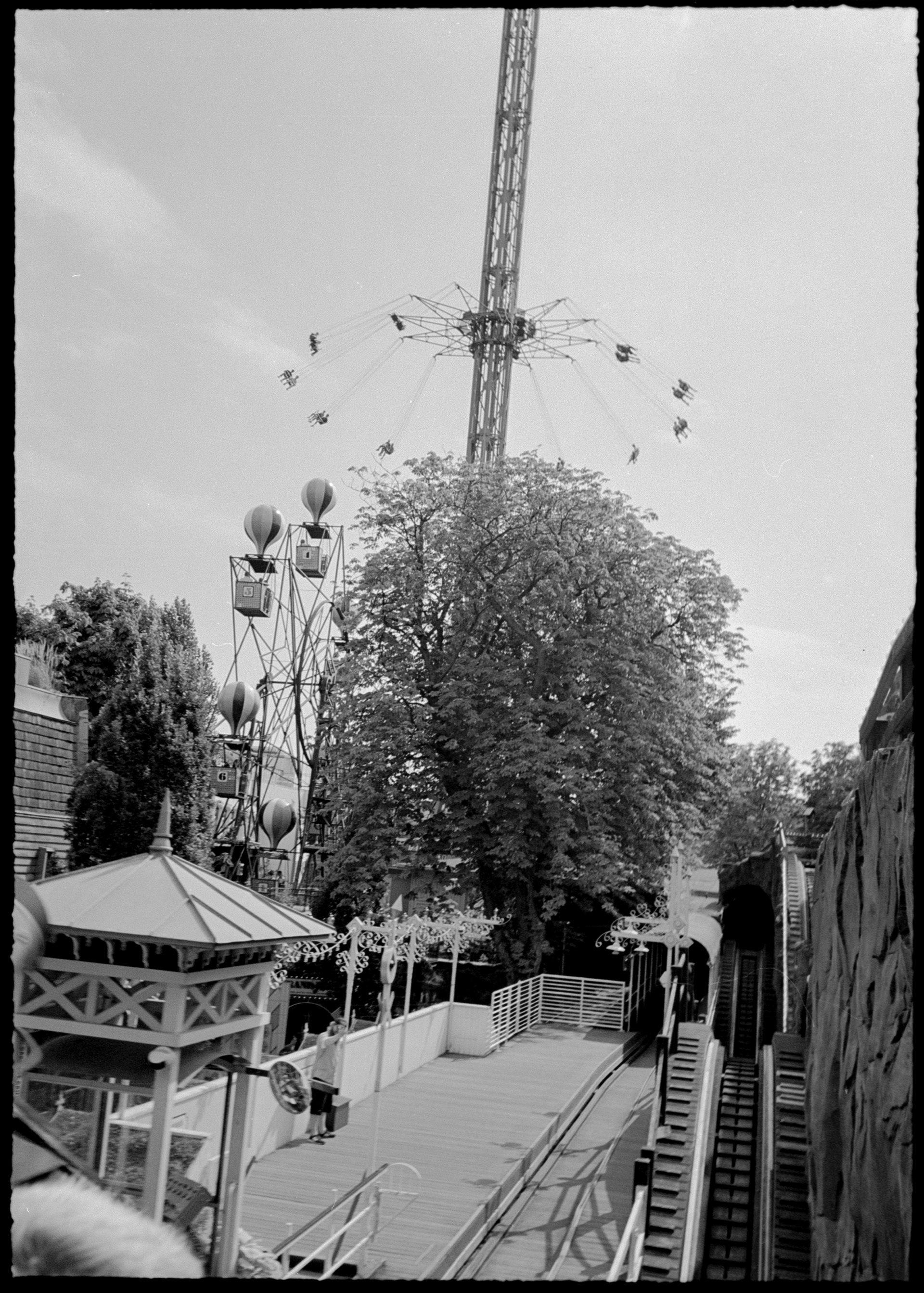 Photo prise depuis les plus anciennes montagnes russes du parc. Plus impressionnantes qu'elles n'en ont l'airPentax 17, Ilford XP2