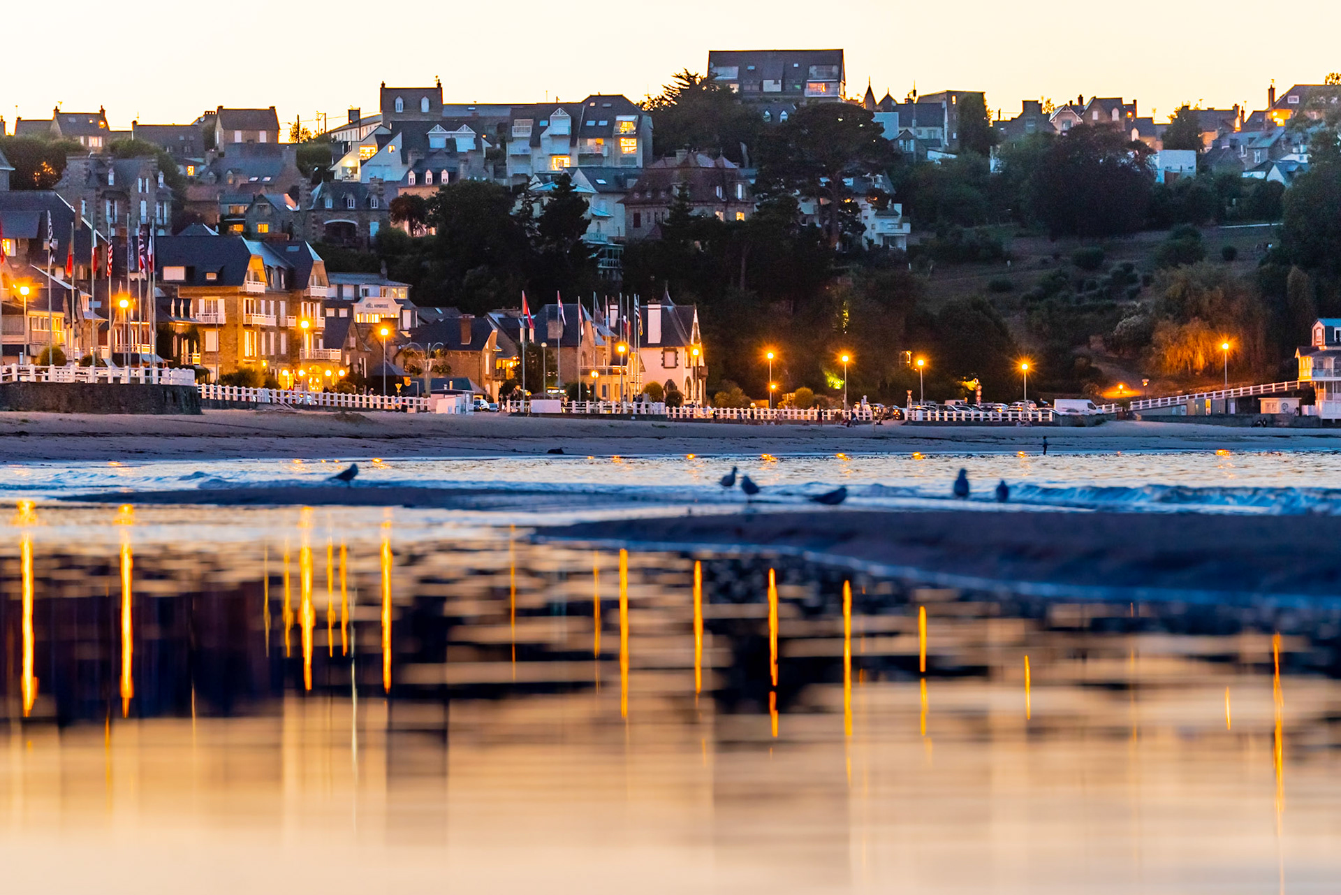 Mer descendante sur la grande plage