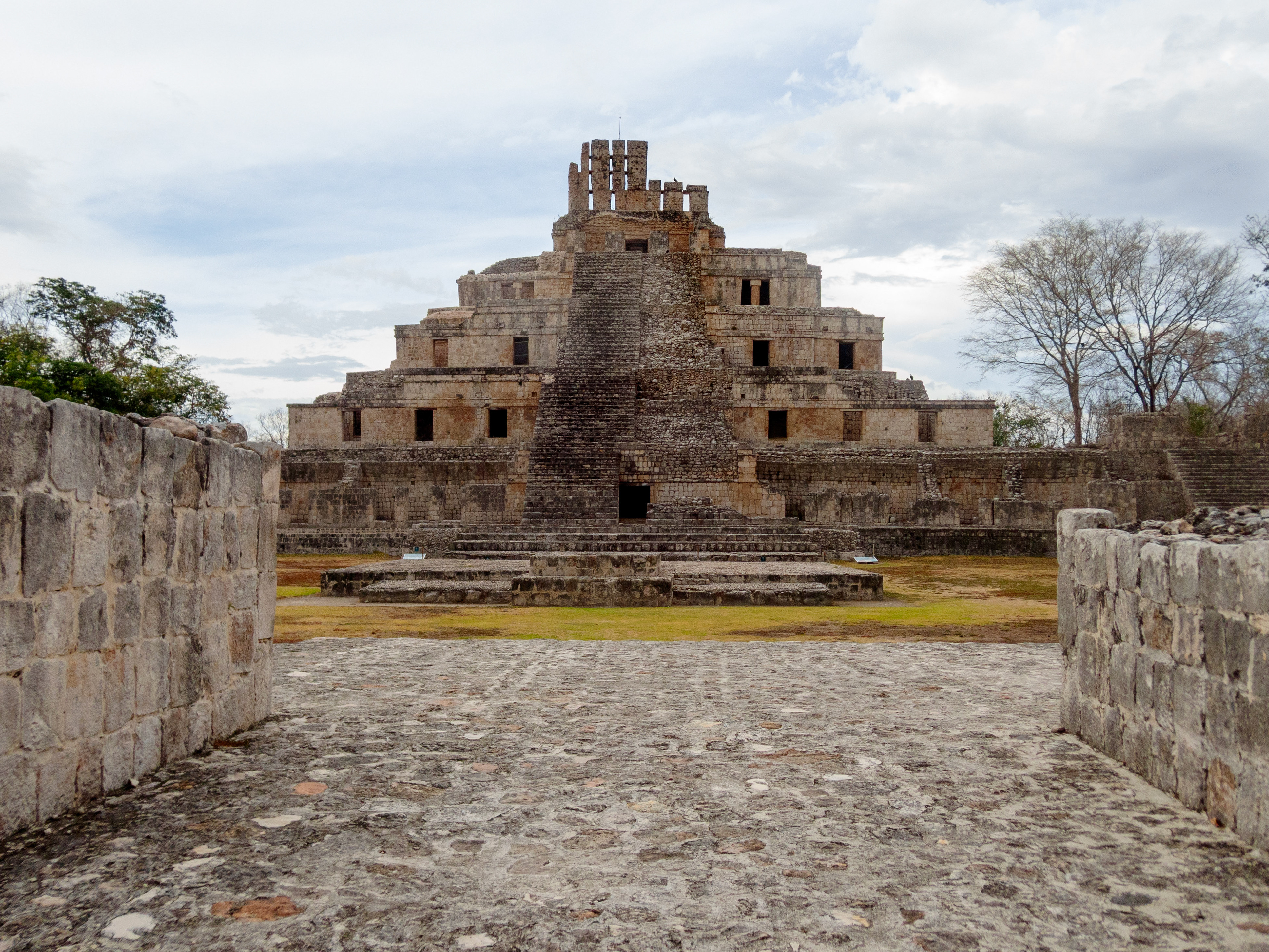 Arrivée sur la Gran Acropolis, face à l'Edificio de Cinco Pisos