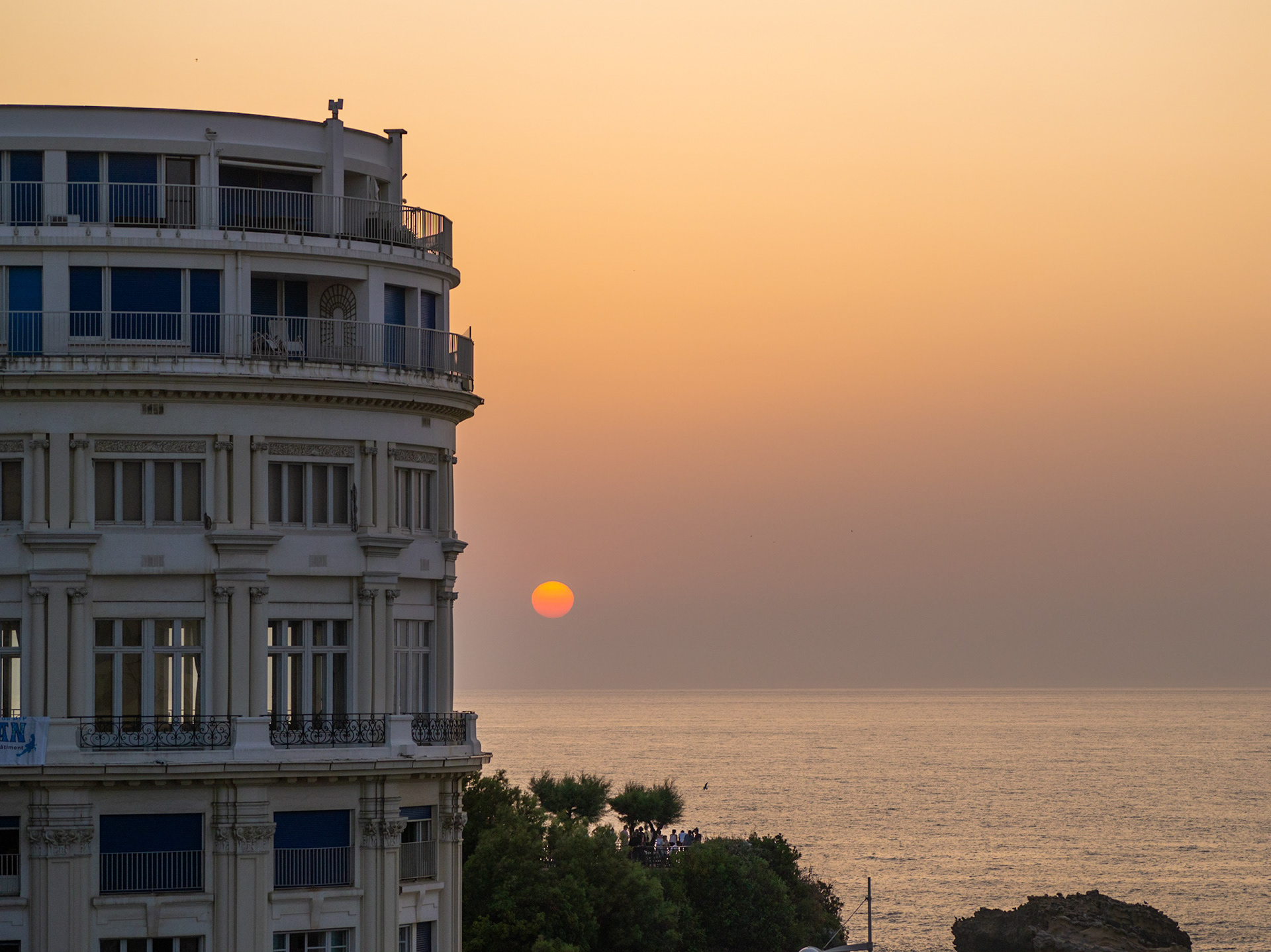 Les lumières en soirée, sur la place Bellevue son magnifique. Le point de vue sur la plage vaut le détour au soleil couchant (voir galerie dédiée), juillet 2019
