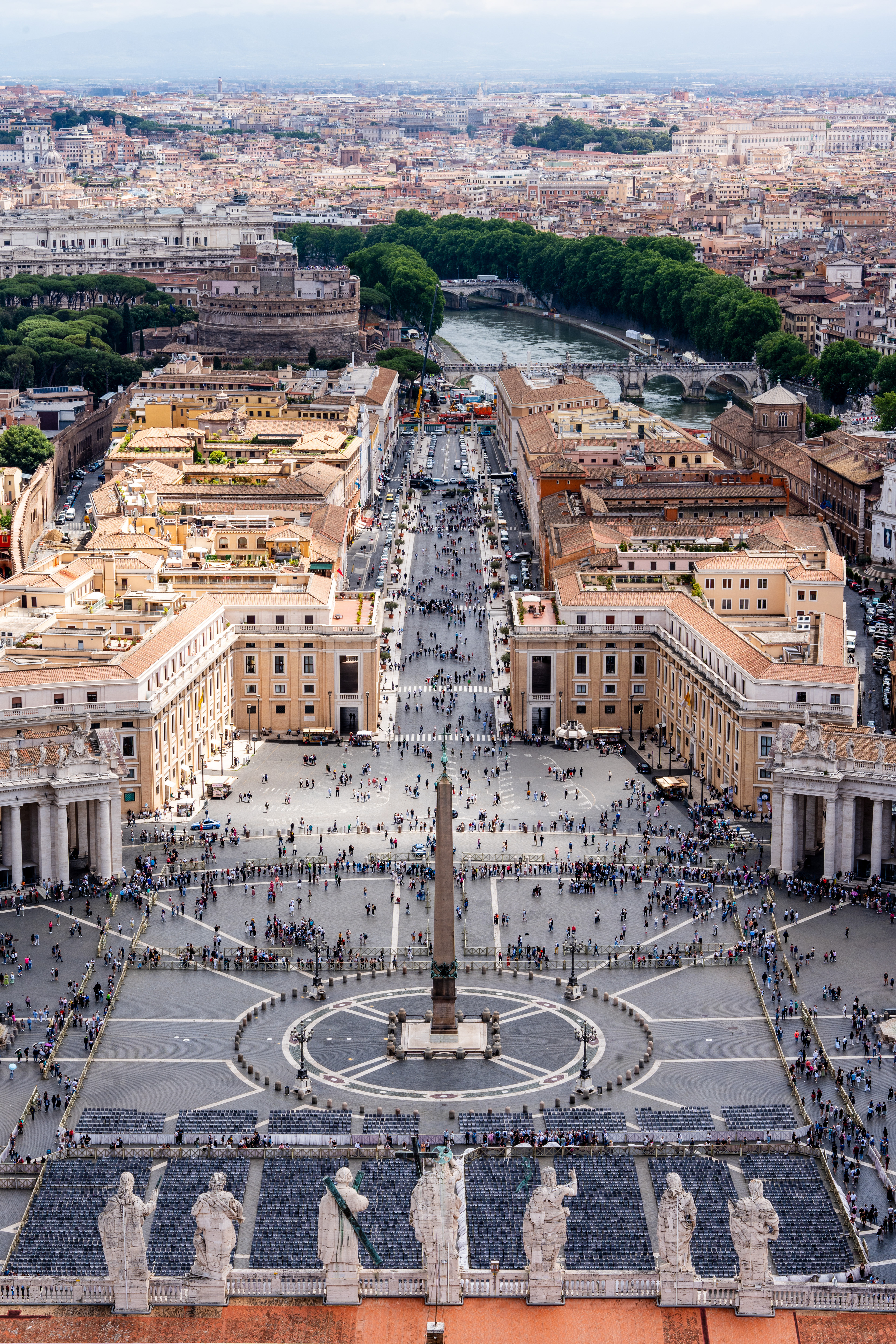 Panorama extraordinaire sur la place Saint Pierre et Rome