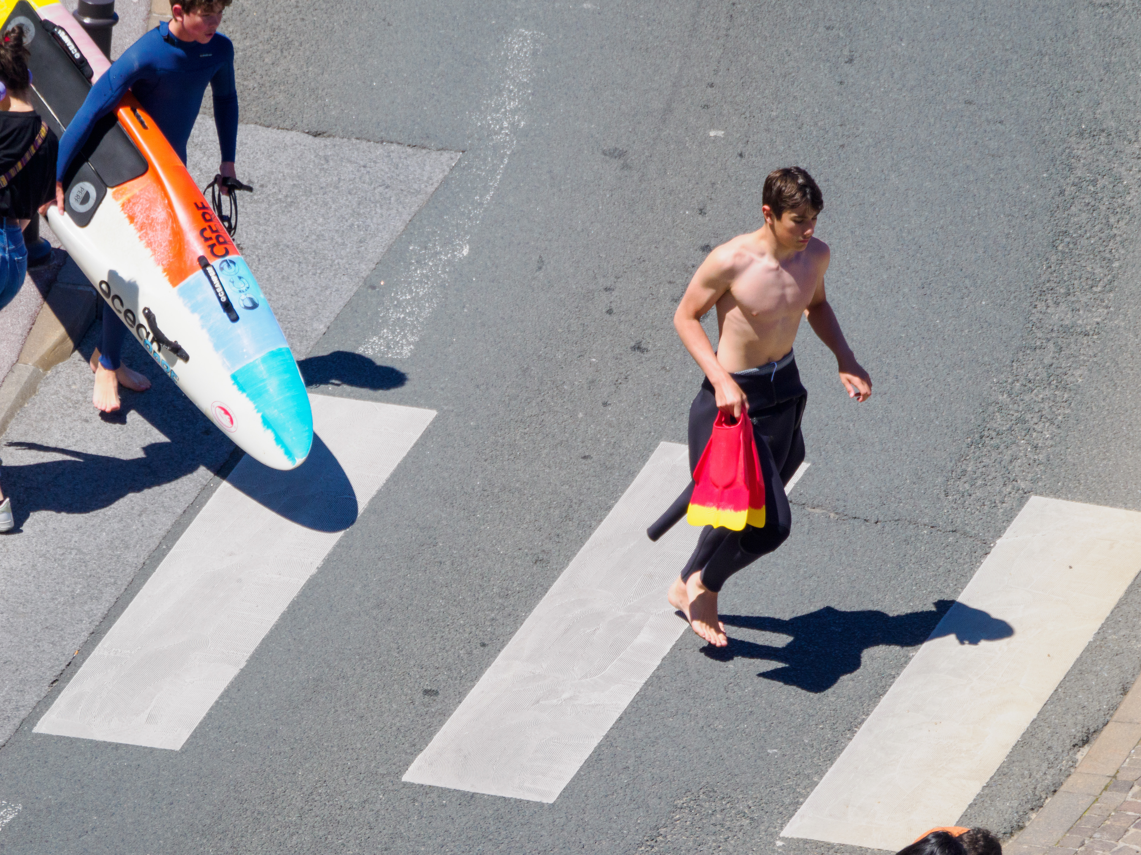 surfeur traversant le passage piéton