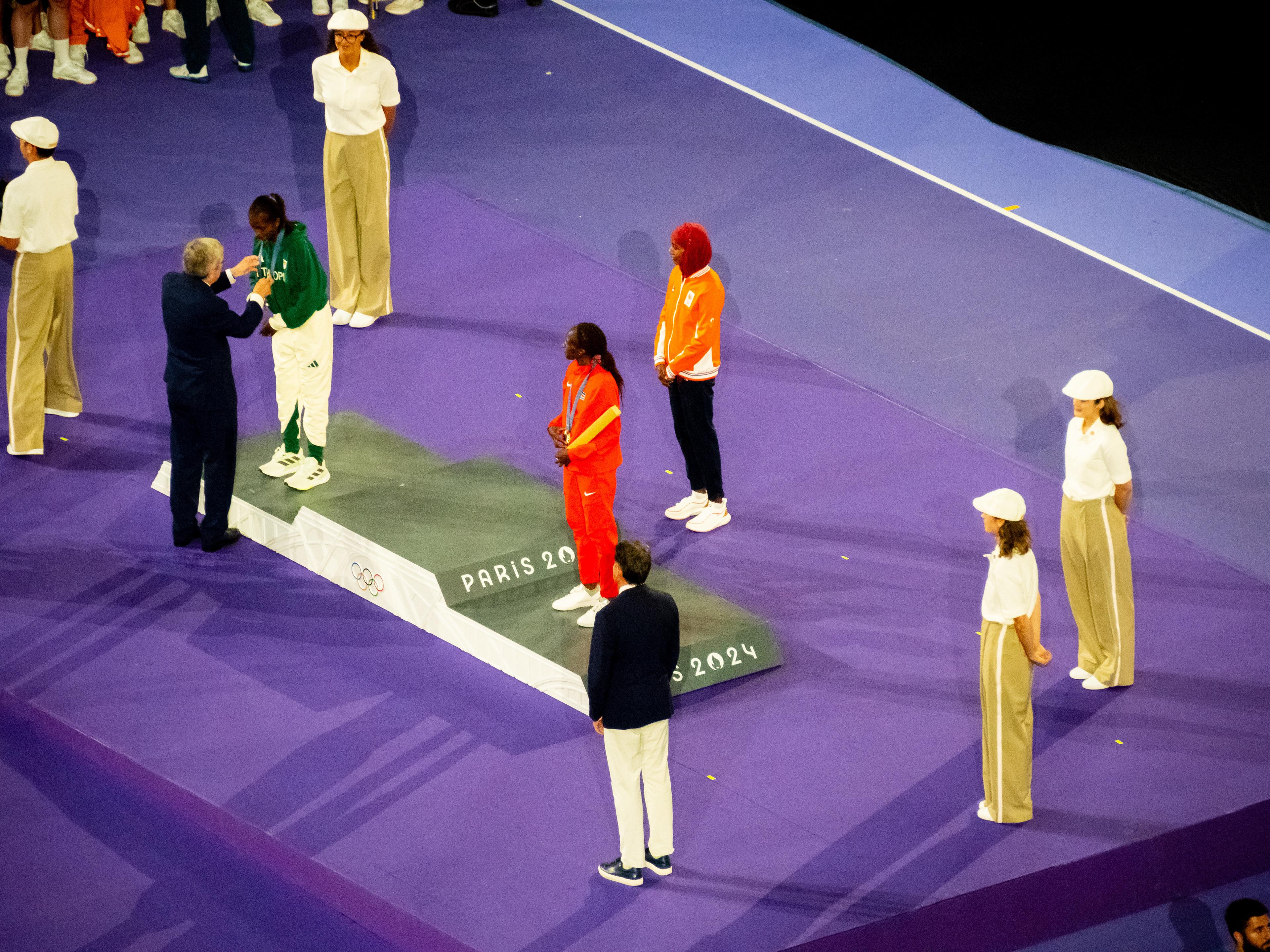 Remise des médailles du Marathon Féminin - Tigist Assefa, Ethipie, en argent