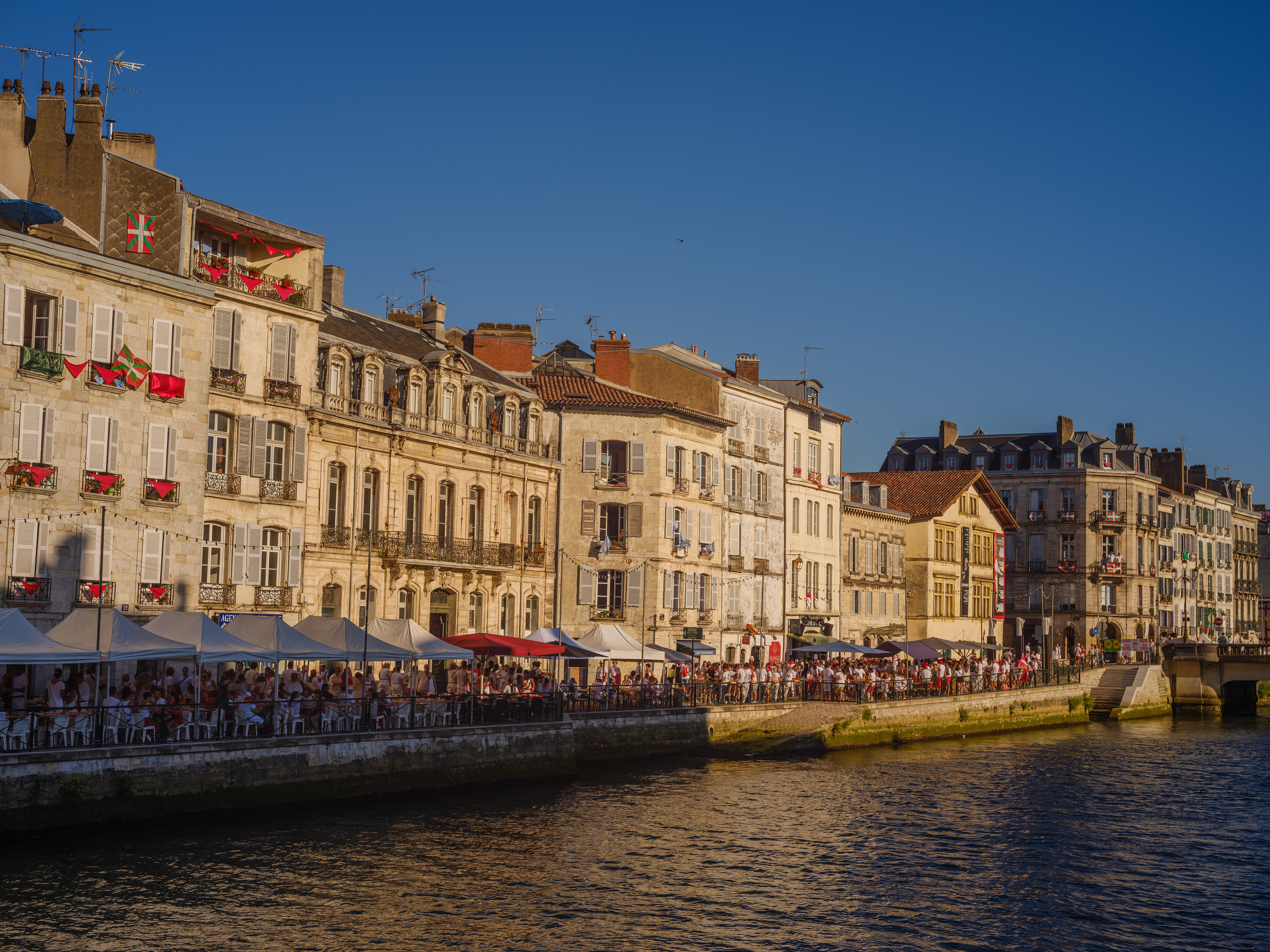 façades basques sur la NIve