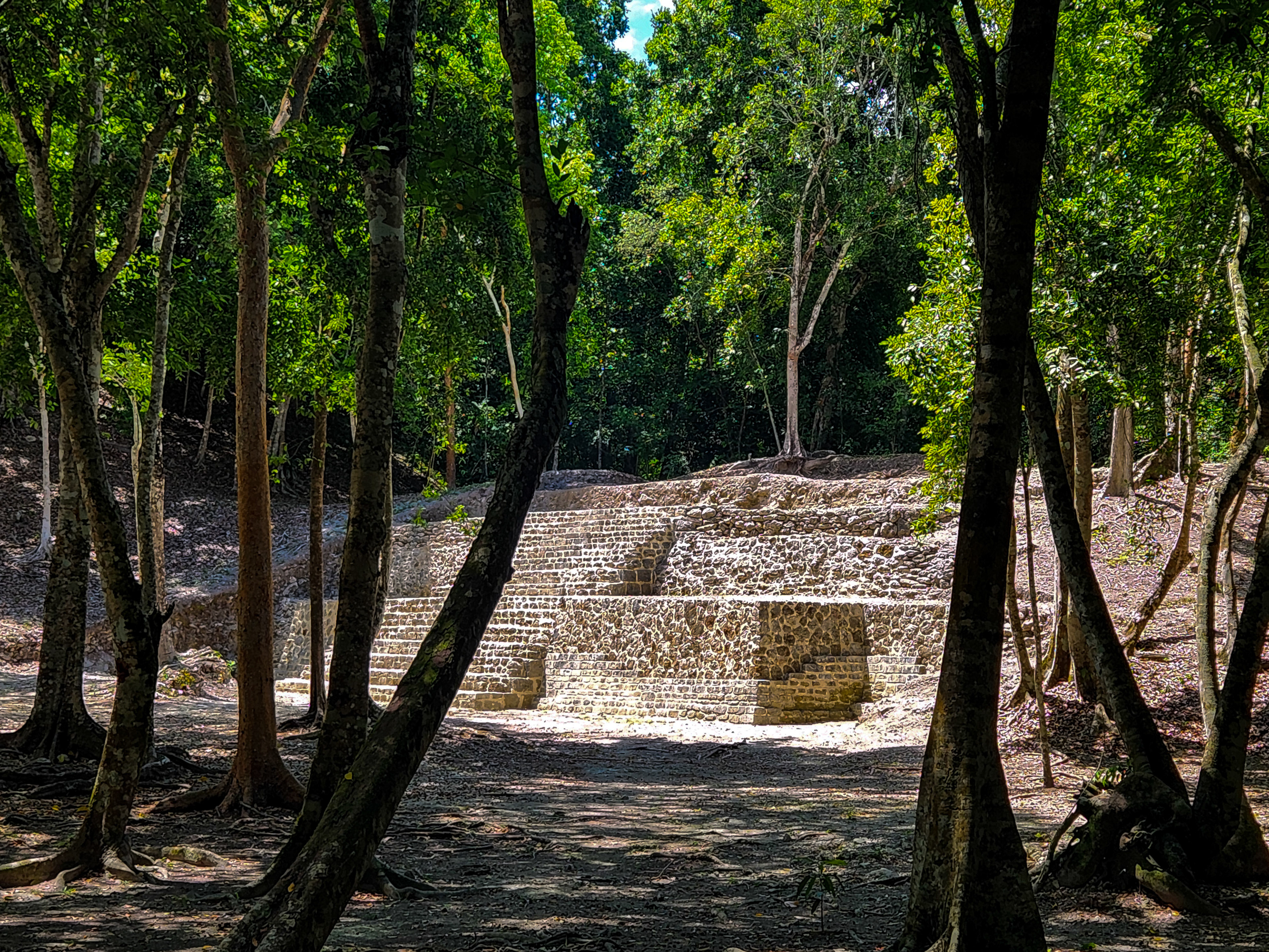Ce n'est sans doute pas très clair, mais ici vous êtes déjà en train de grimper une des pyramides, sur une première plate forme